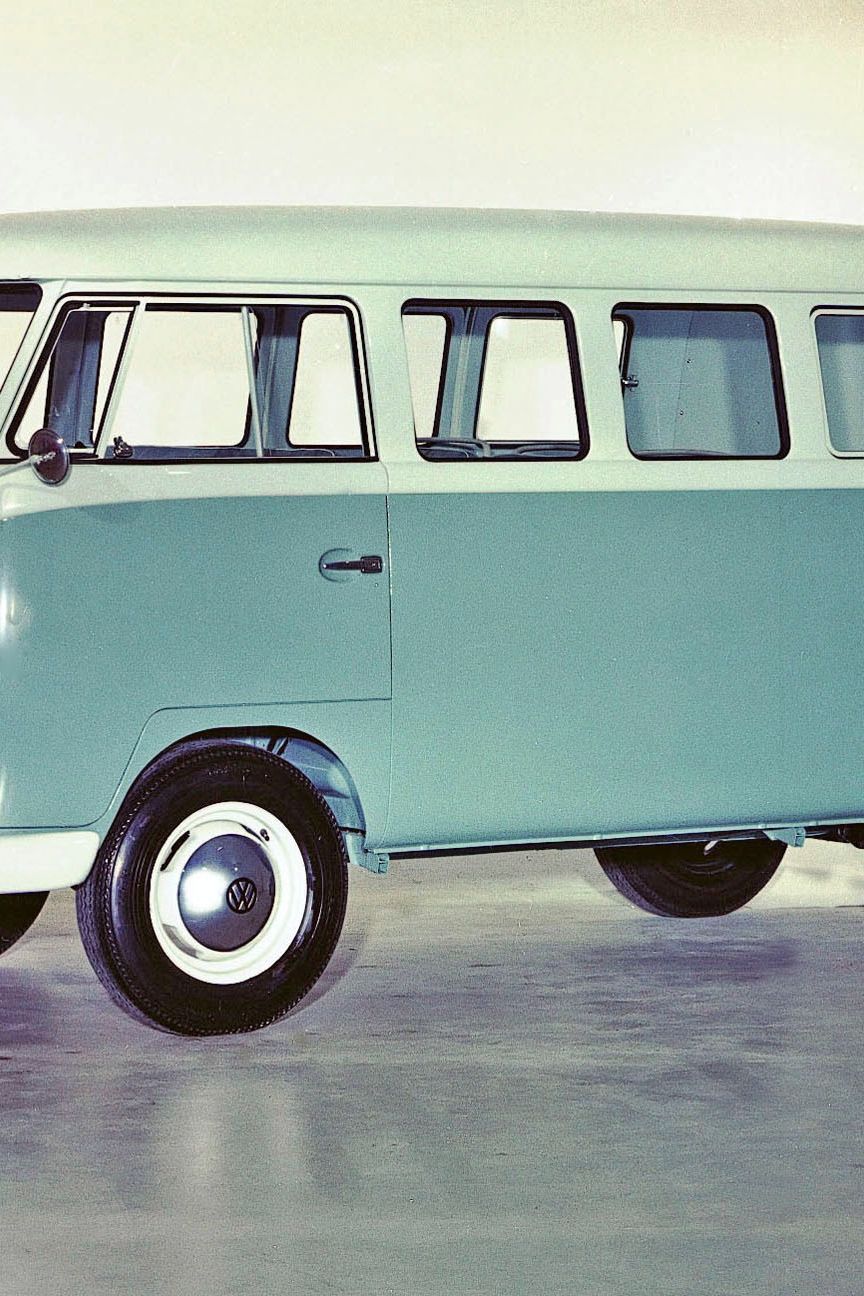 Volkswagen Transporter T1 от първо поколение в синьо-бяла цветова комбинация, заснет в студио.