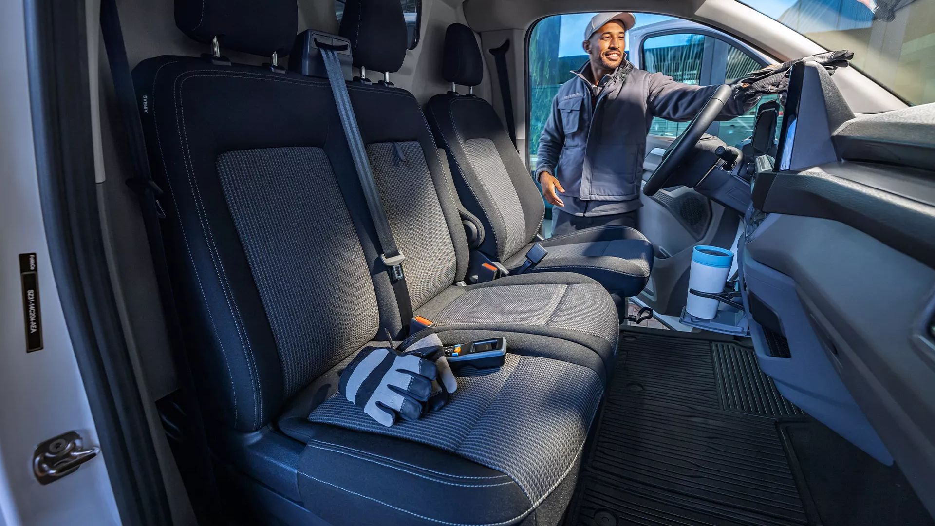 Интериор на Volkswagen Transporter с три предни седалки и практични решения за ежедневна работа
