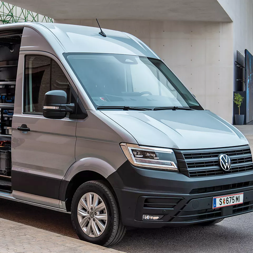 Сив Volkswagen Crafter с отворена странична врата, използван като мобилна работилница на строителен обект