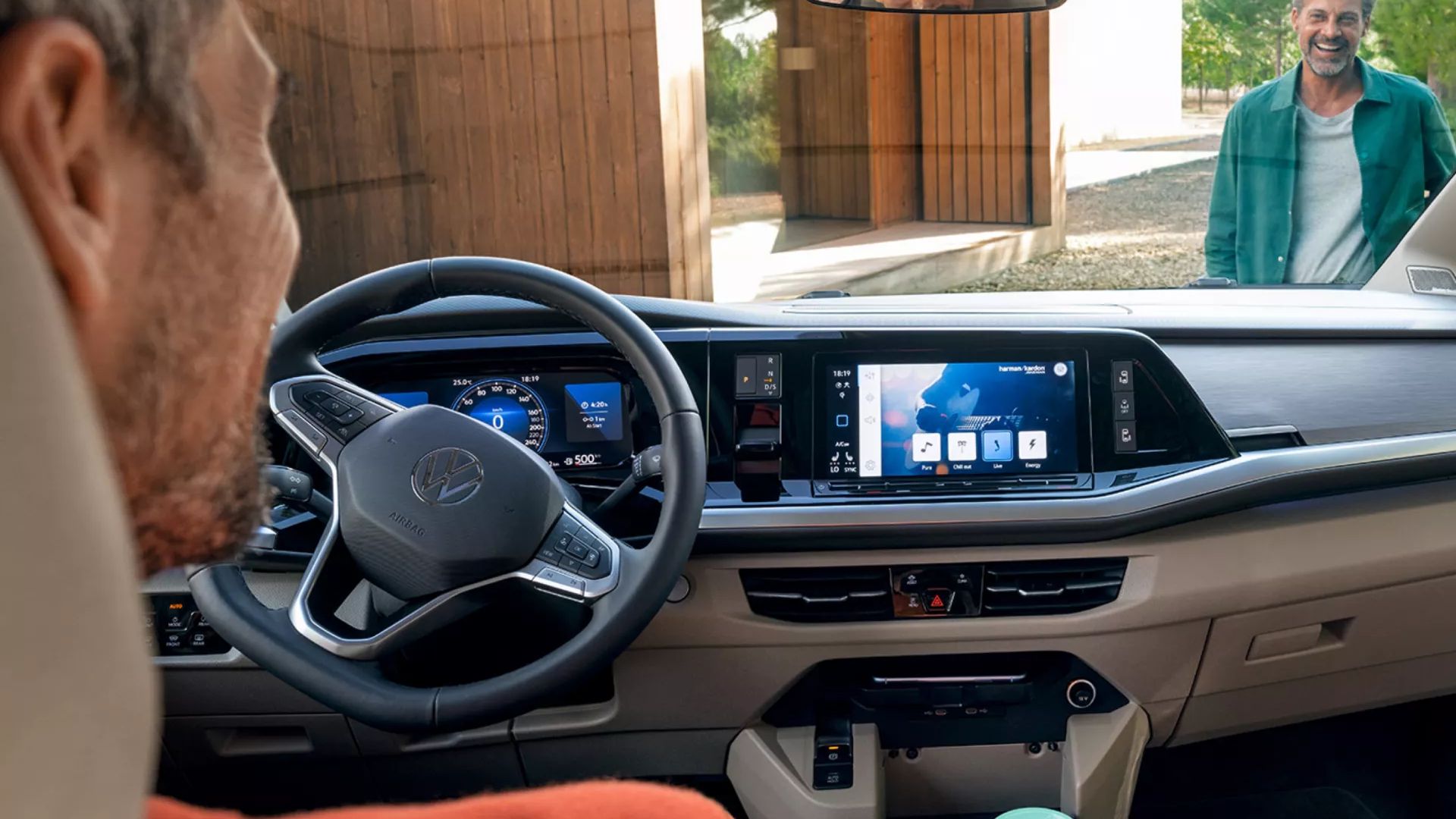 Der Fahrer eines Multivans wartet auf seinen Beifahrer