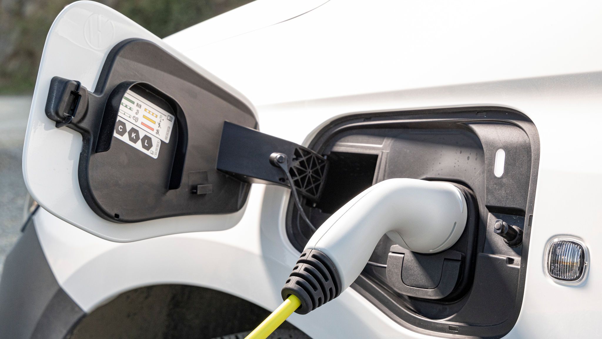 Крупен план на заряден порт на Volkswagen Caddy eHybrid с включен кабел
