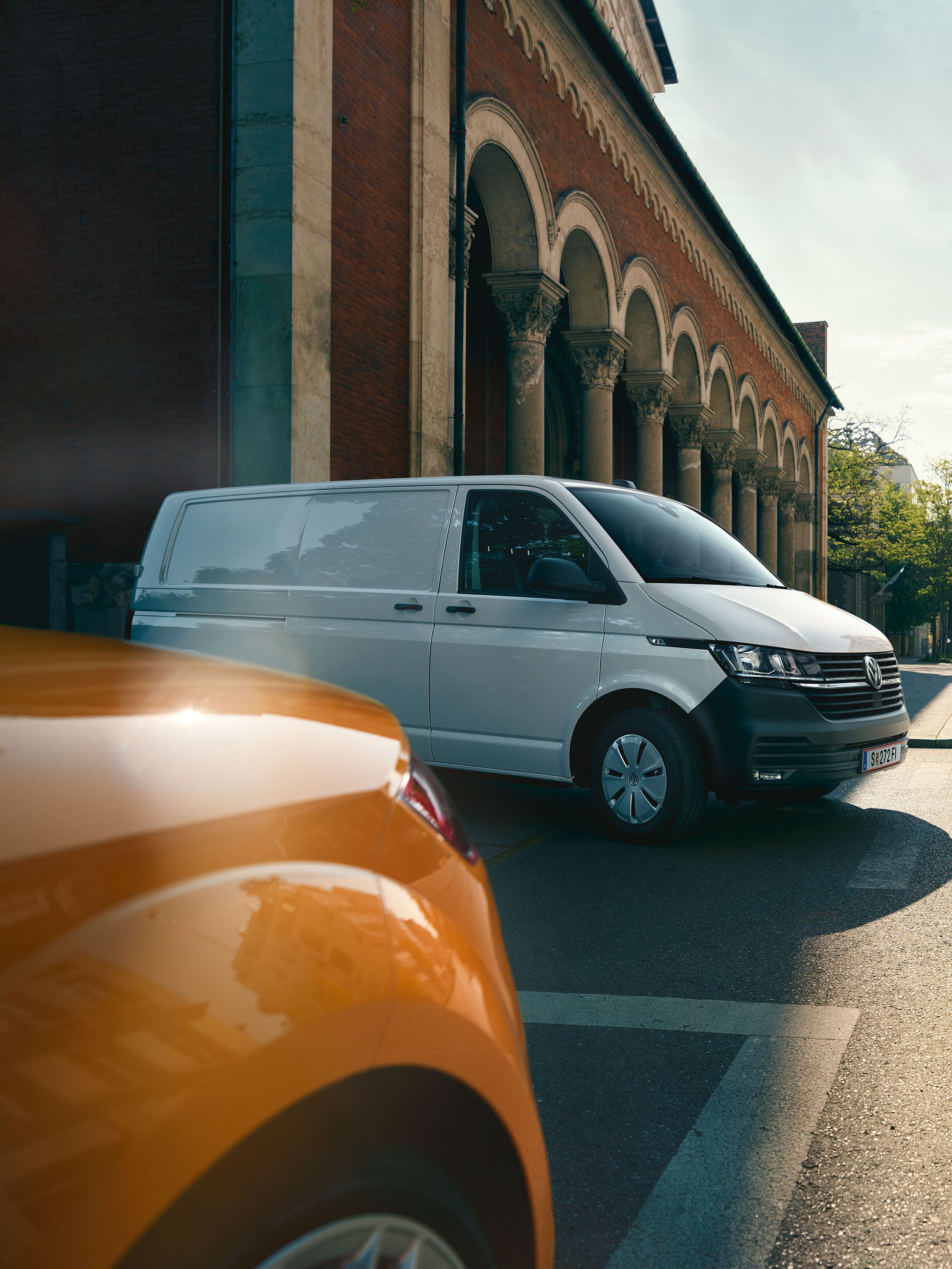 geparktes VW Nutzfahrzeug