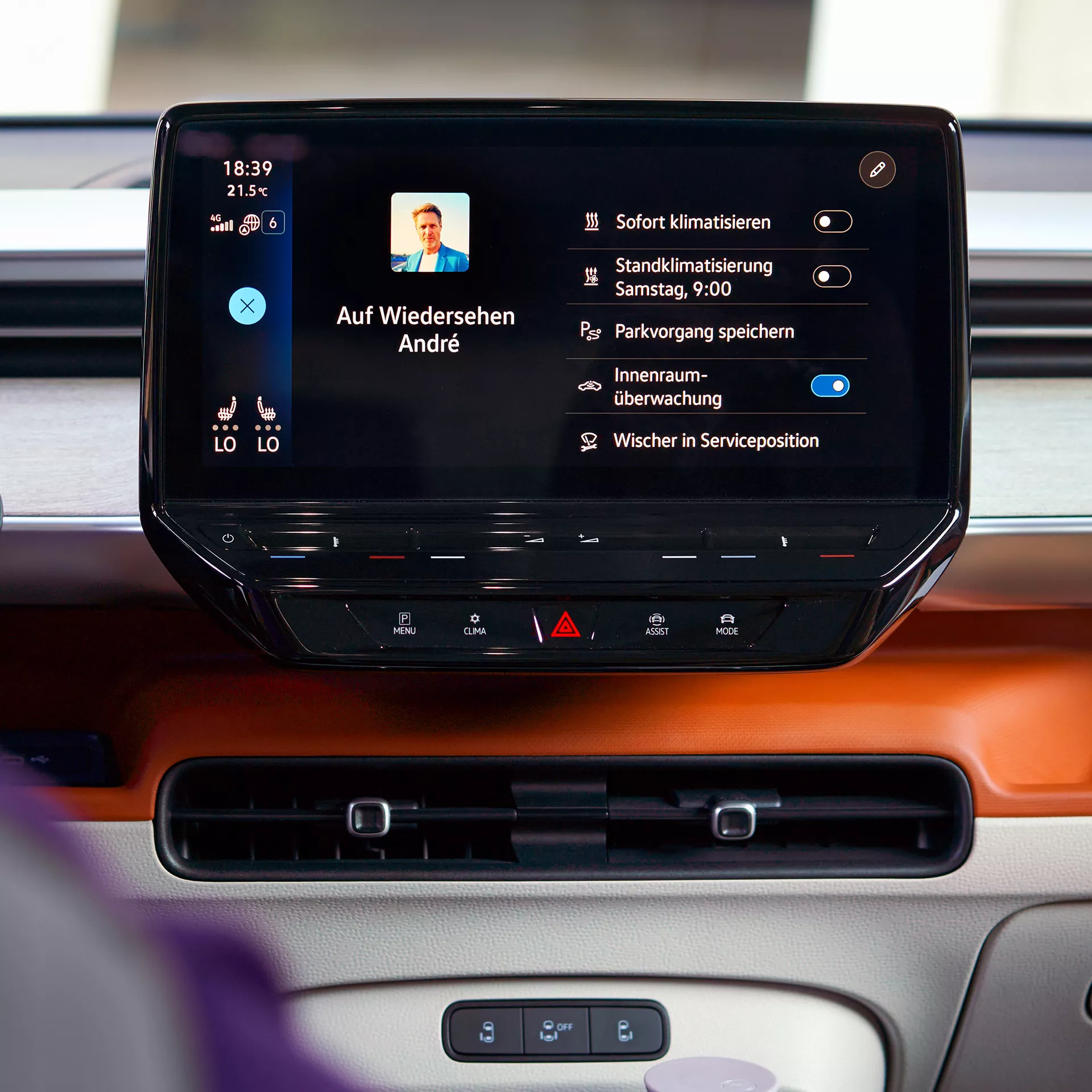 Цифров дисплей на информационно-развлекателната система на Volkswagen ID. Buzz с персонализирани настройки за комфорт и климатизация.