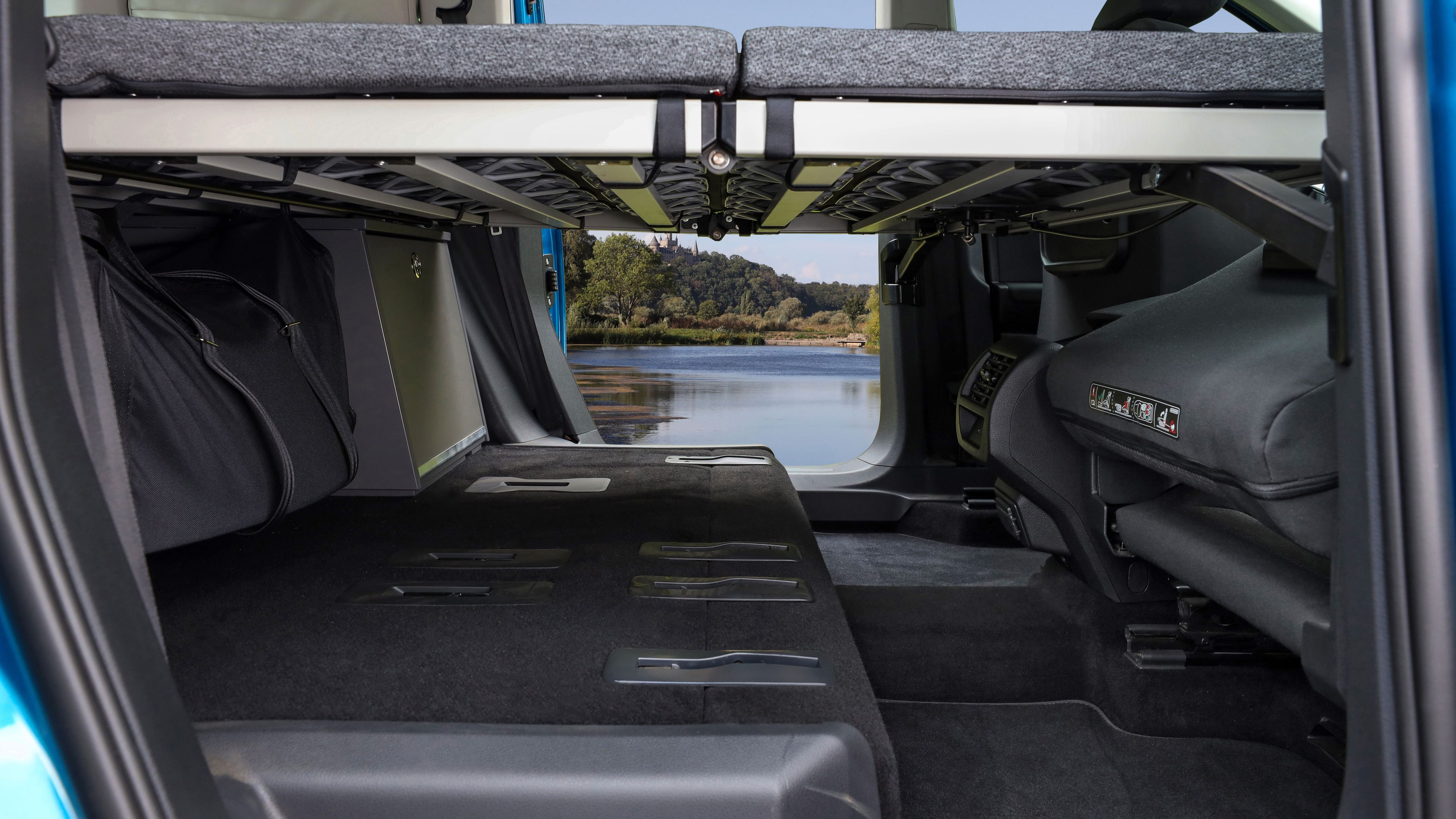 Ausgeklapptes Bett von VW Caddy California