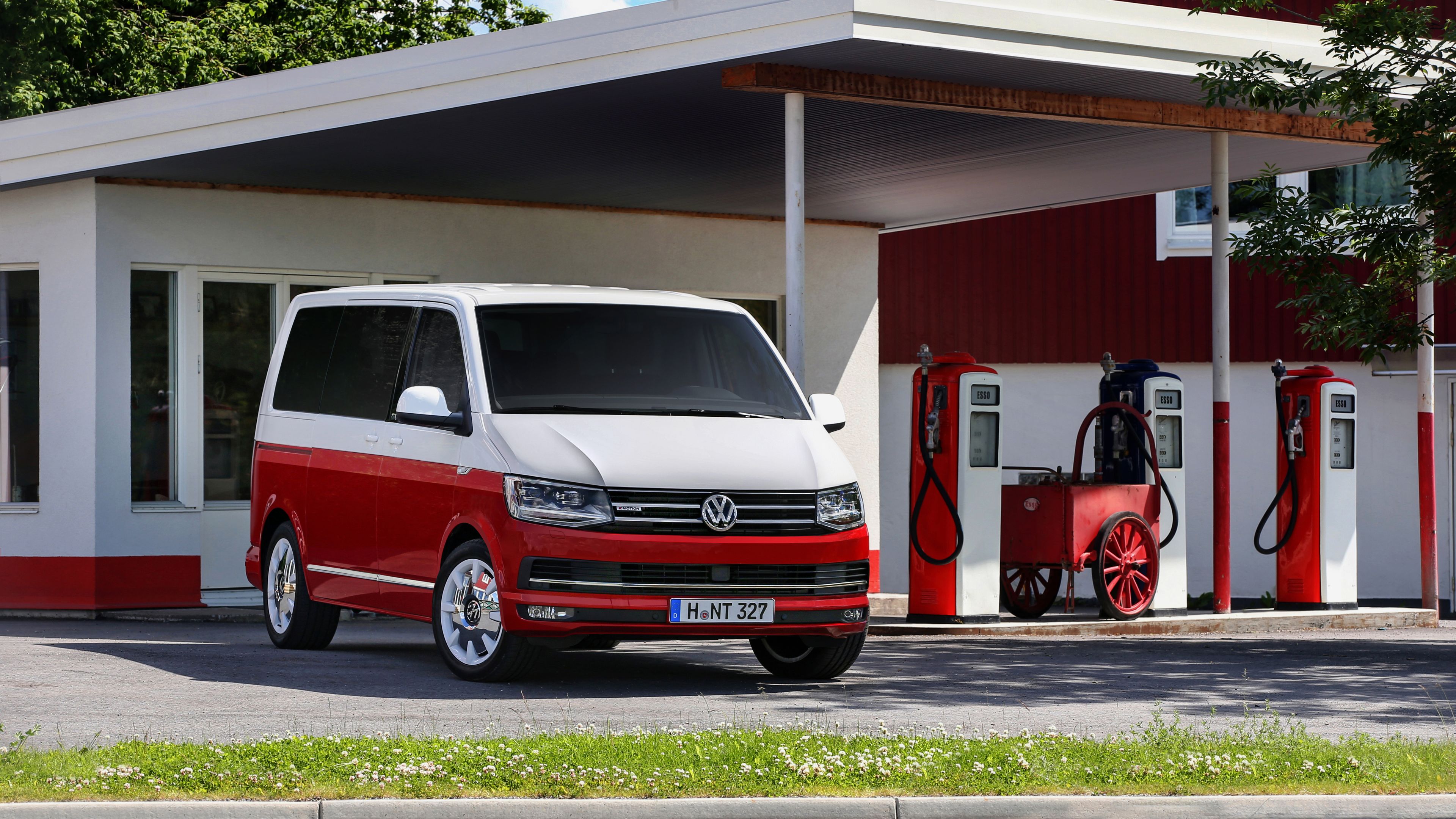 VW Multivan T6 двуцветна боя червено бяло