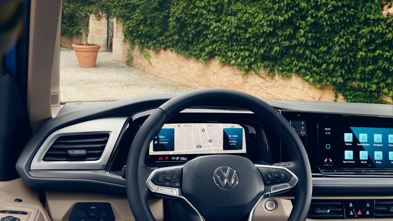 Das Multifunktionslederlenkrad und das digitale Cockpit im neuen VW Multivan T7 2021.