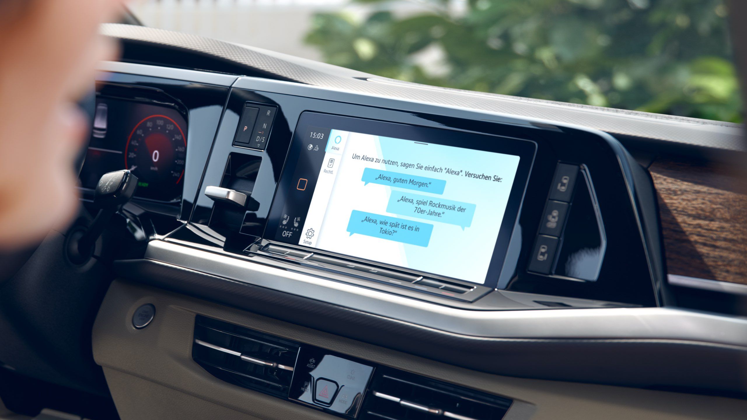 Das Display mit Amazon Alexa Anzeige im VW Multivan T7 2021 Cockpit. 