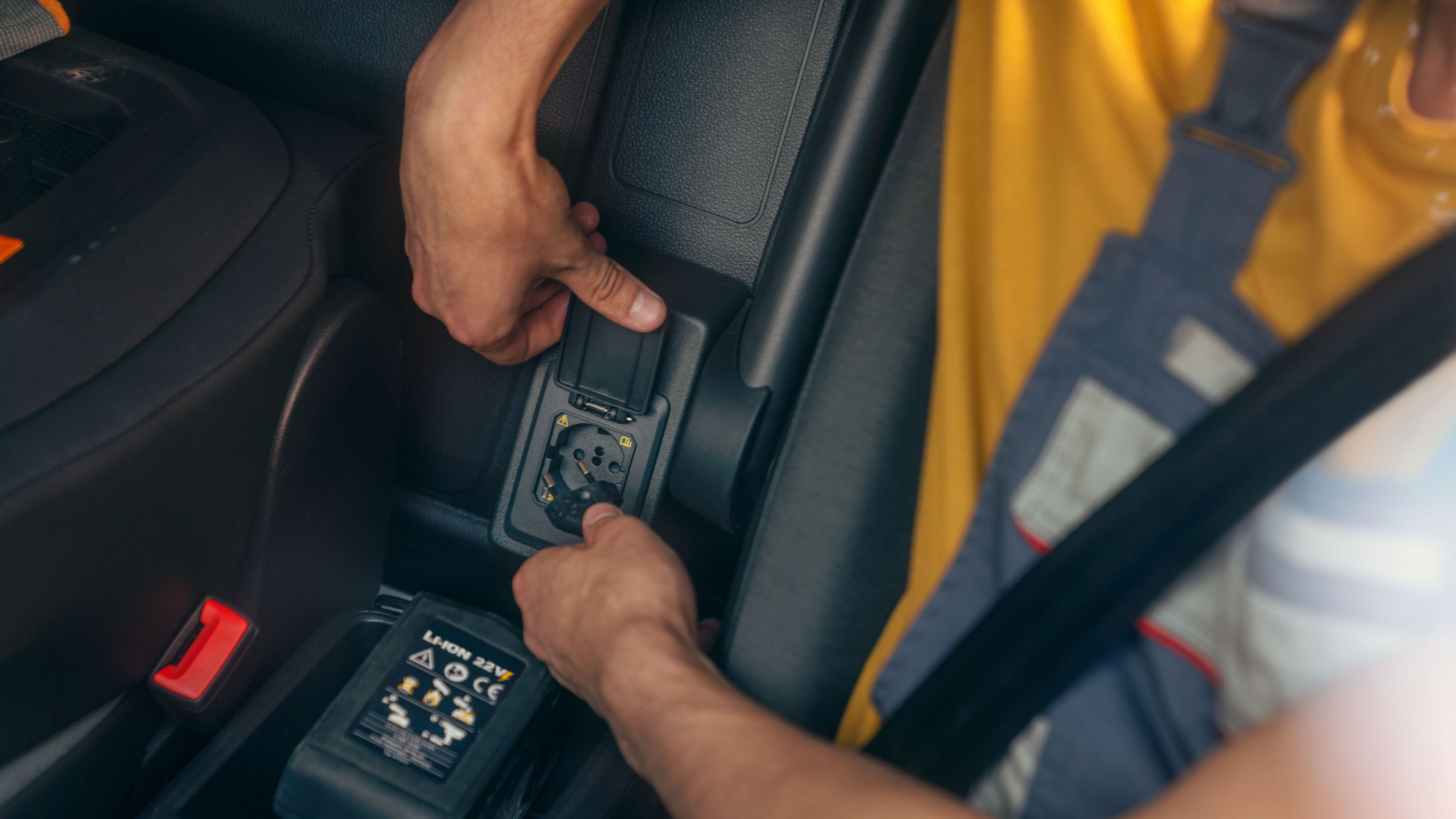 Вижда се контактното гнездо под централния подлакътник във VW Caddy Cargo.