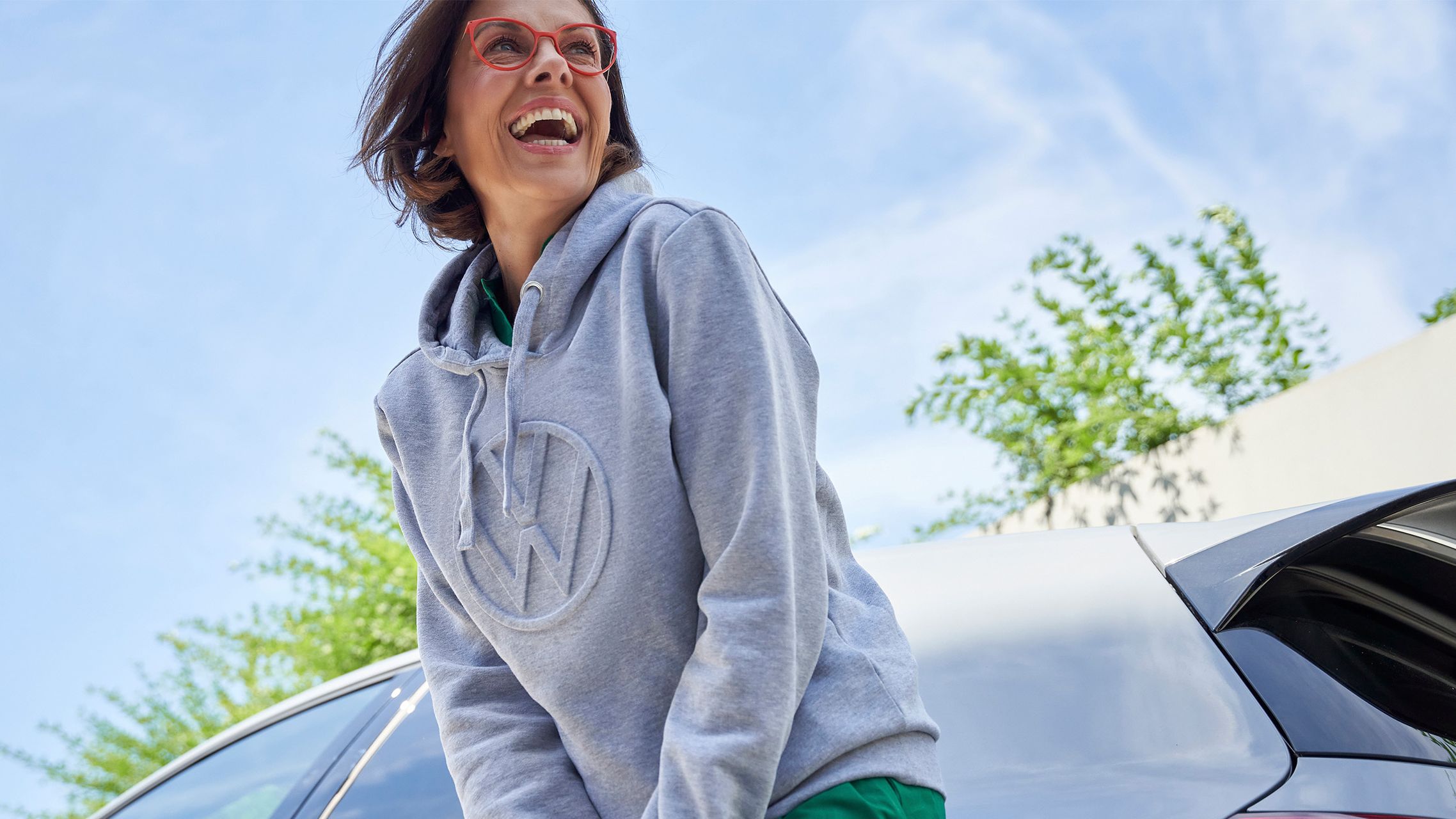 Жена облечена със суитчер от VW колекцията