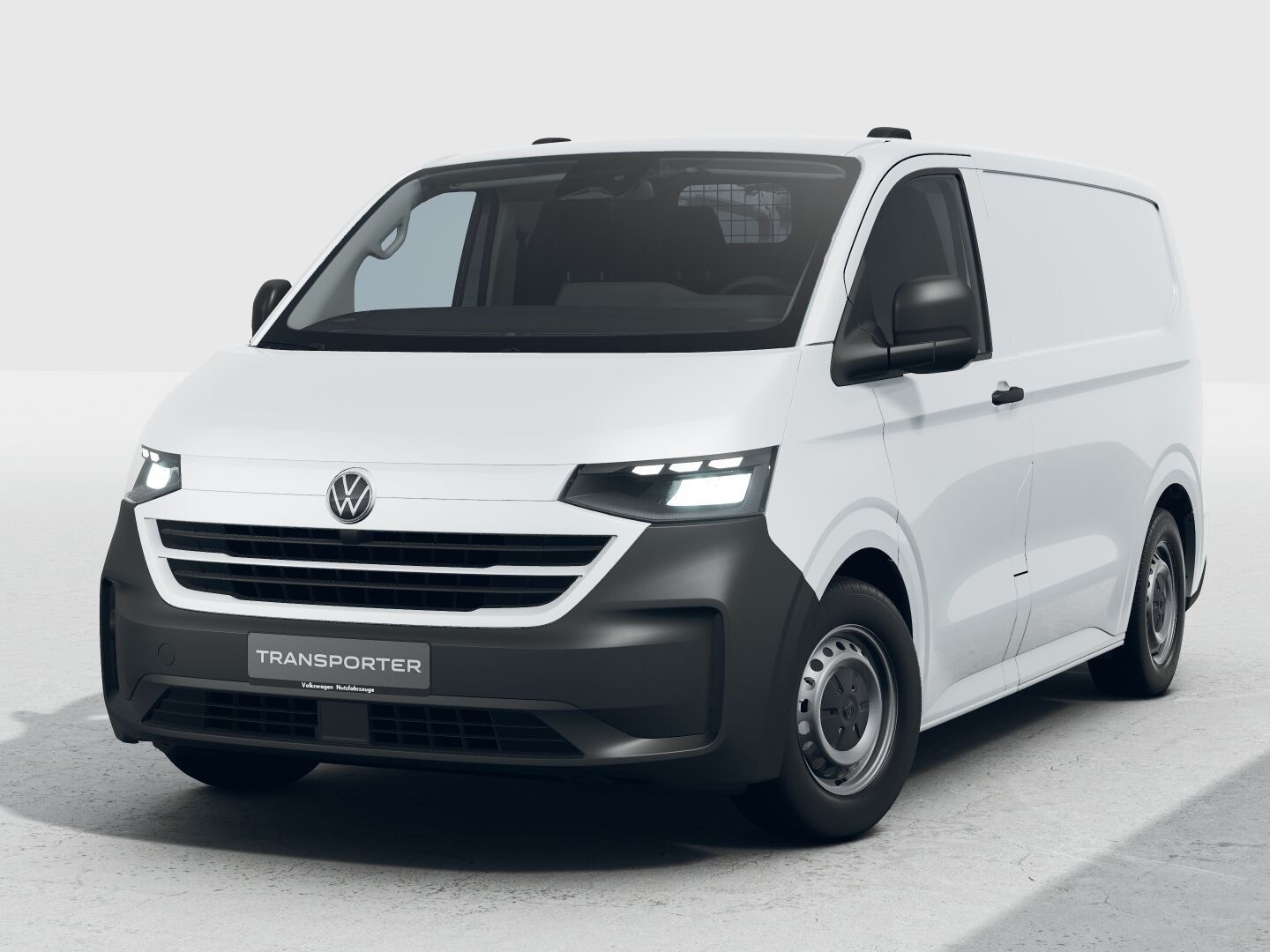 Новият Volkswagen Transporter закрит фургон в бял цвят, заснет в студио