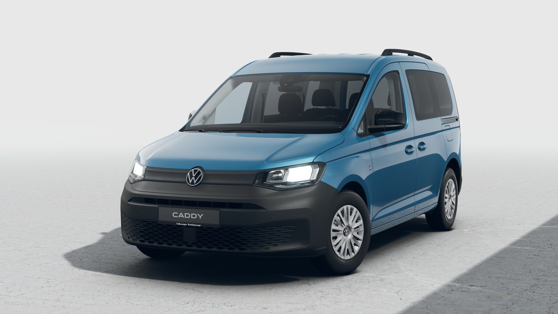 Син Volkswagen Caddy Life – изглед отпред под ъгъл.