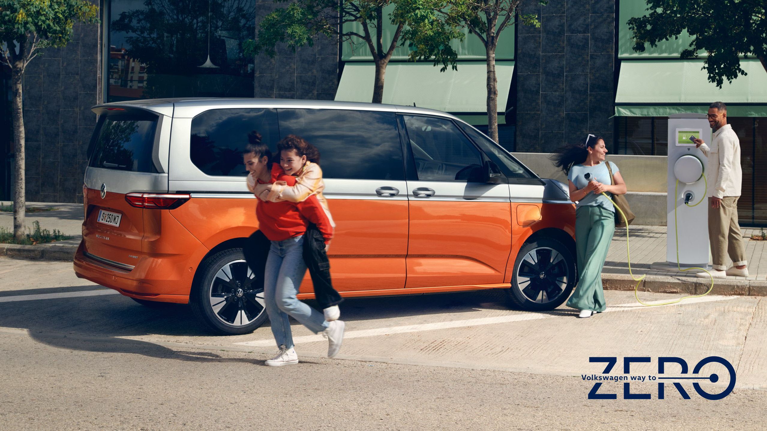 Der neue VW Multivan T7 Energetic eHybrid wird geladen