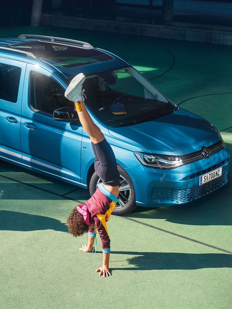 VW Amarok с ремарке за коне и жена стои до него на кон.