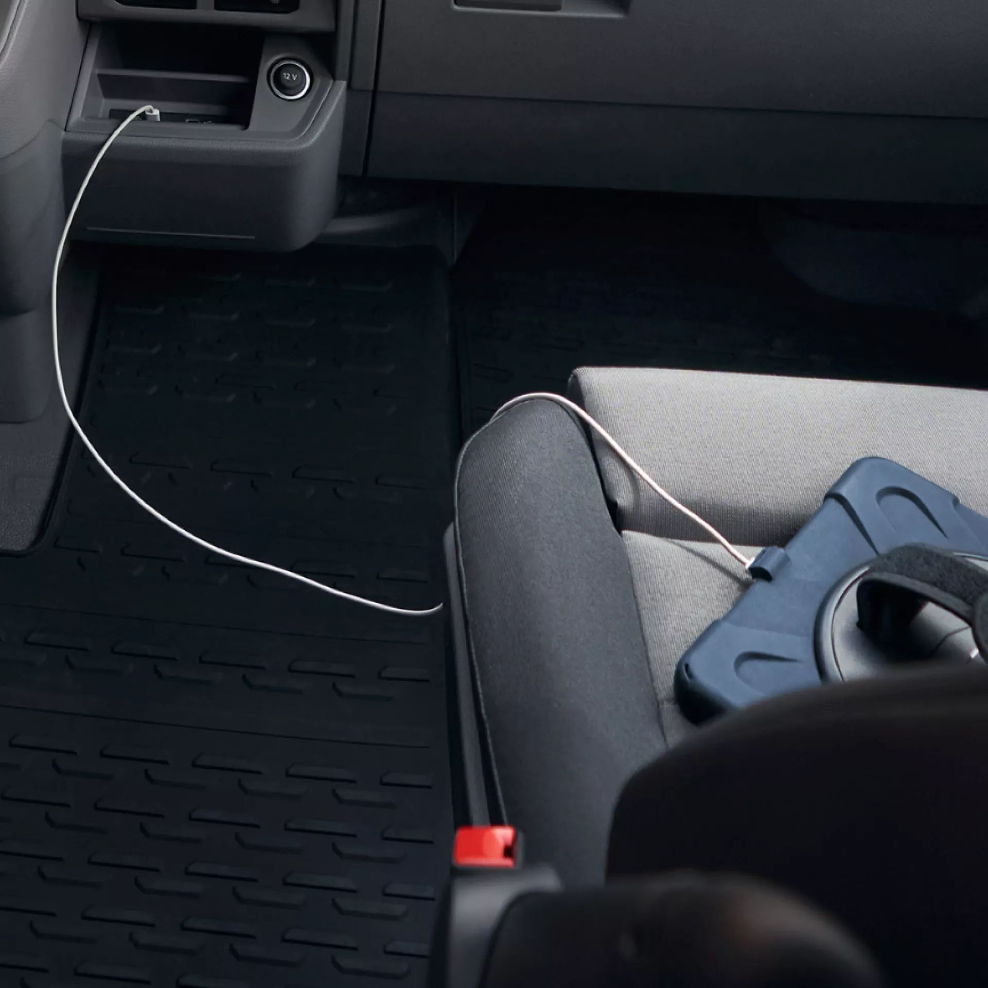 Зареждащ порт и кабел в интериора на Volkswagen Crafter