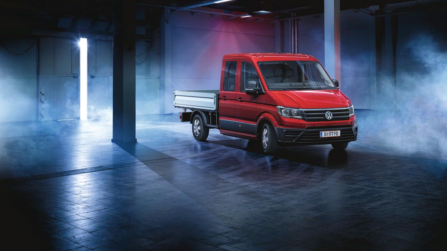 Volkswagen Crafter самосвал с двойна кабина в индустриална осветена среда