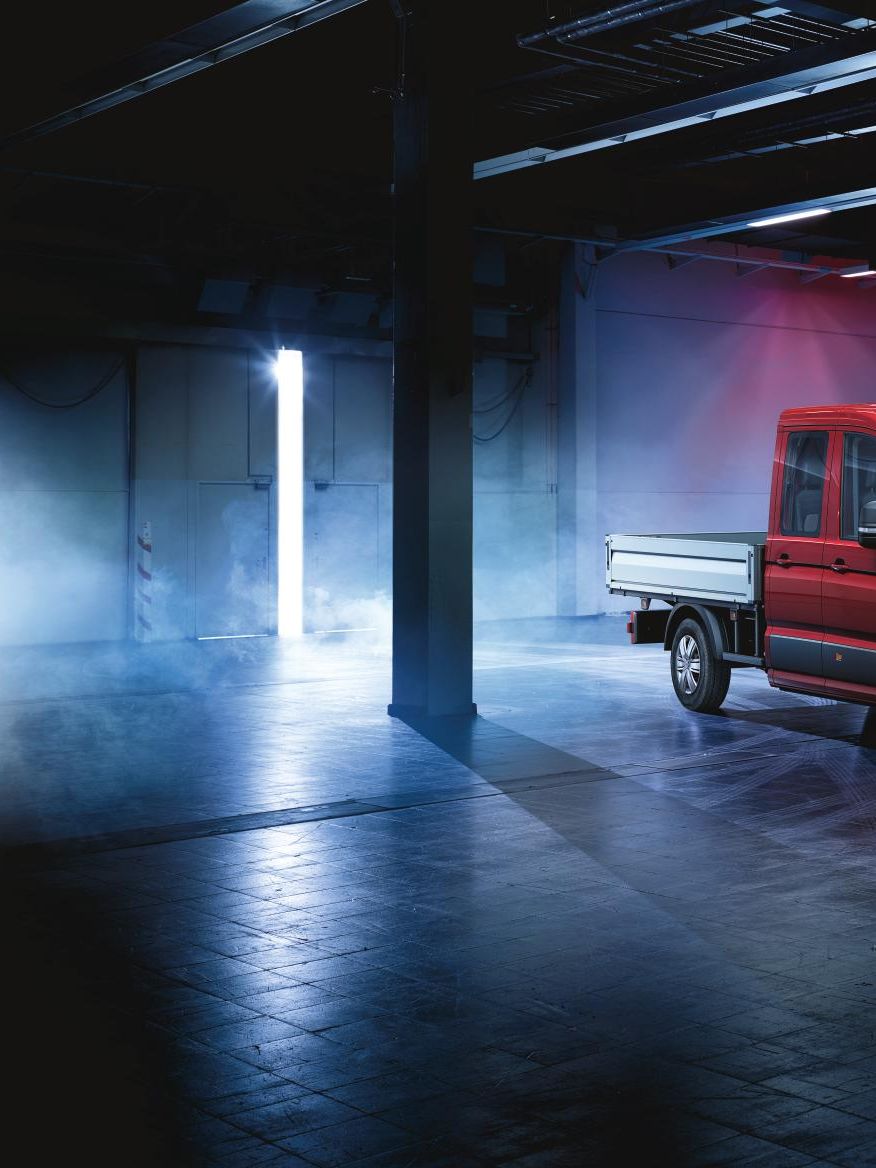 Volkswagen Crafter самосвал с двойна кабина в индустриална осветена среда