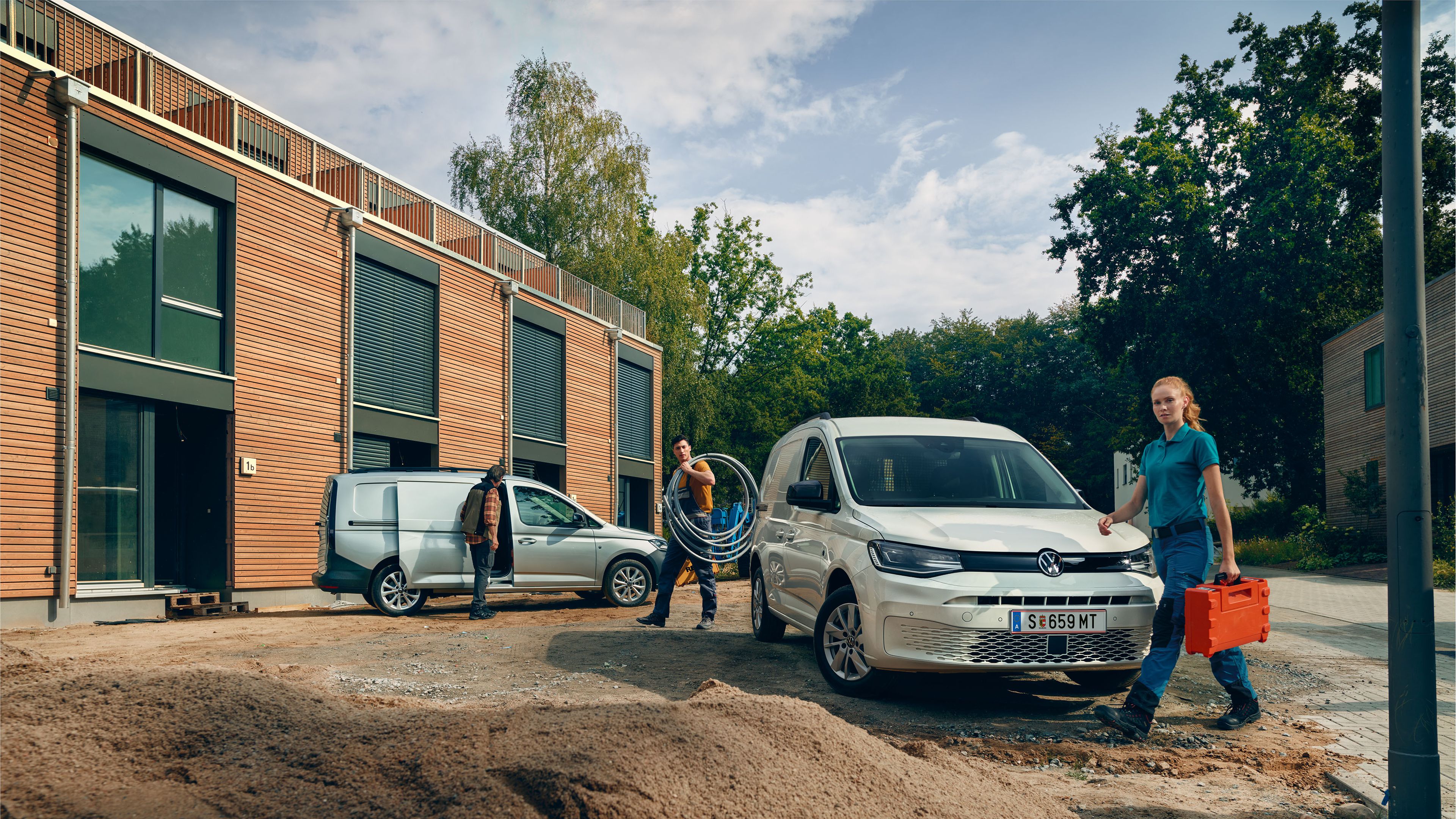 Бял VW Caddy Cargo на строителна площадка