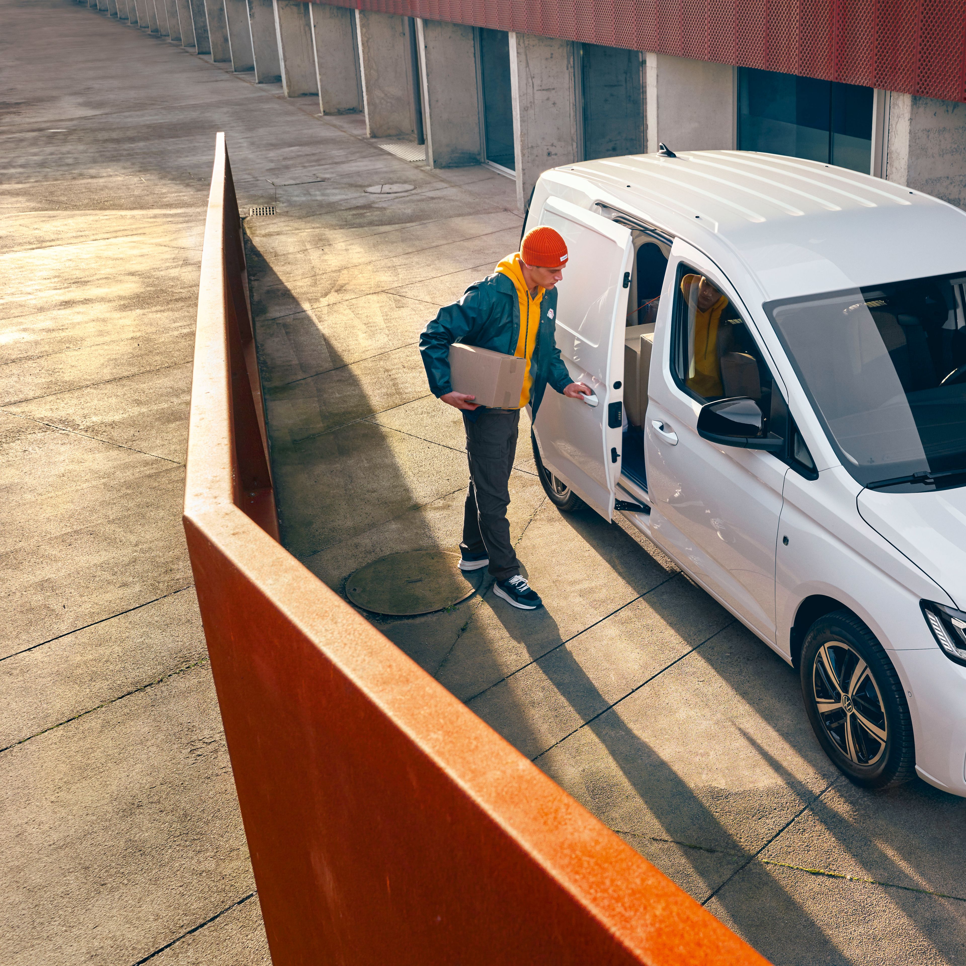 Бял VW Caddy Cargo