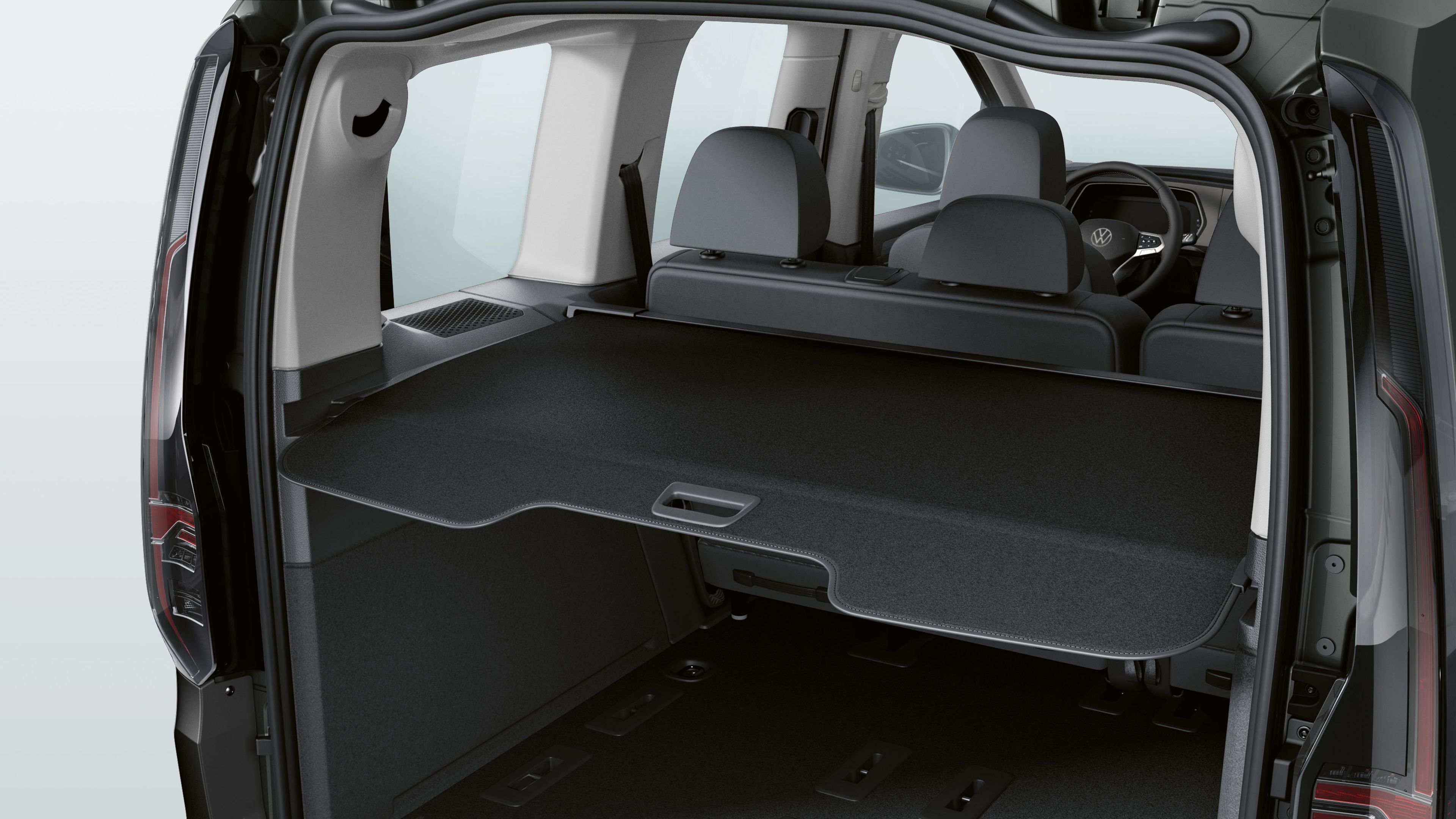 Отворен багажник на VW Caddy с покривало за багажник.