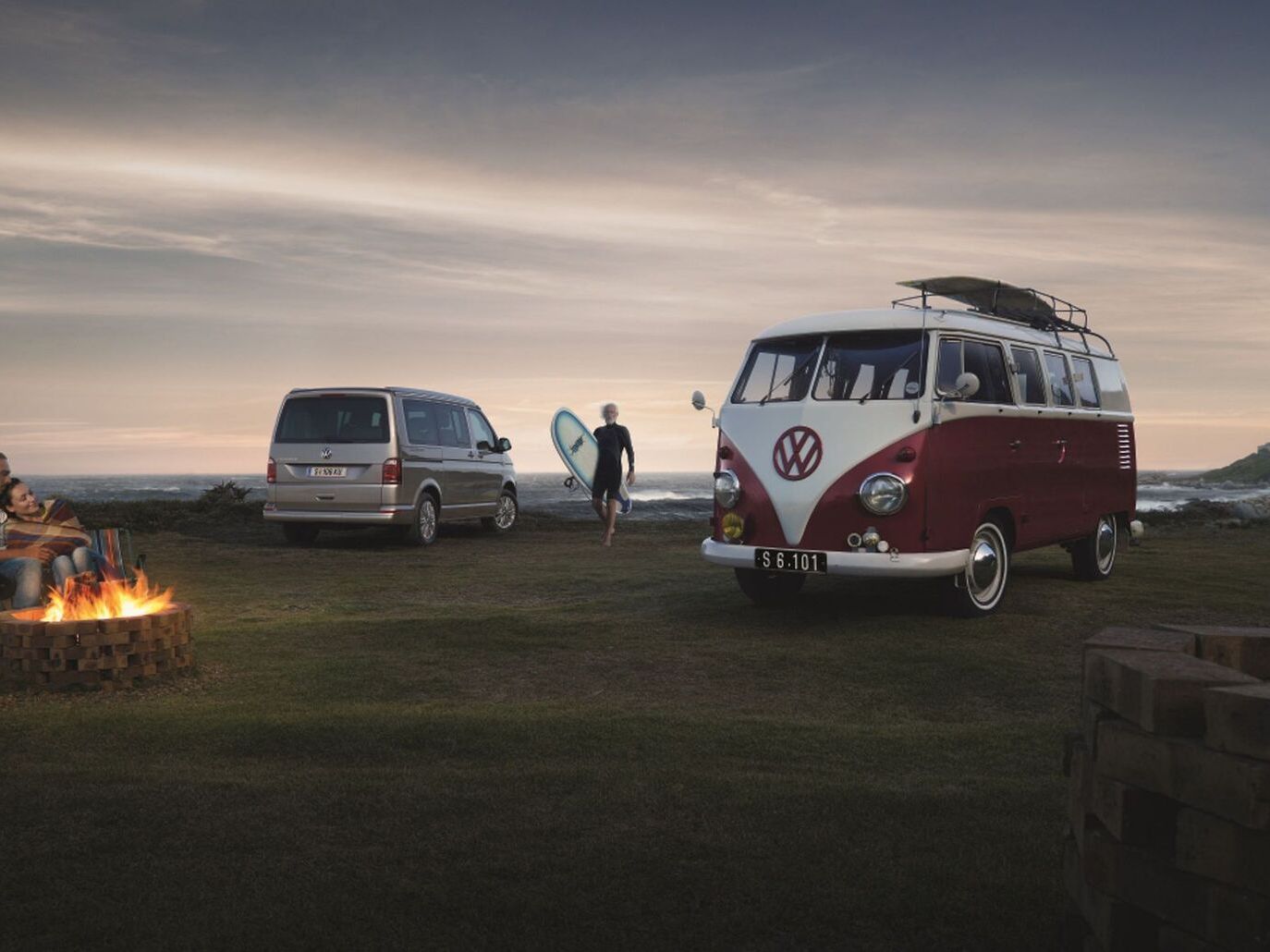 Ein e-crafter parkt vor einem Feld voll Windräder