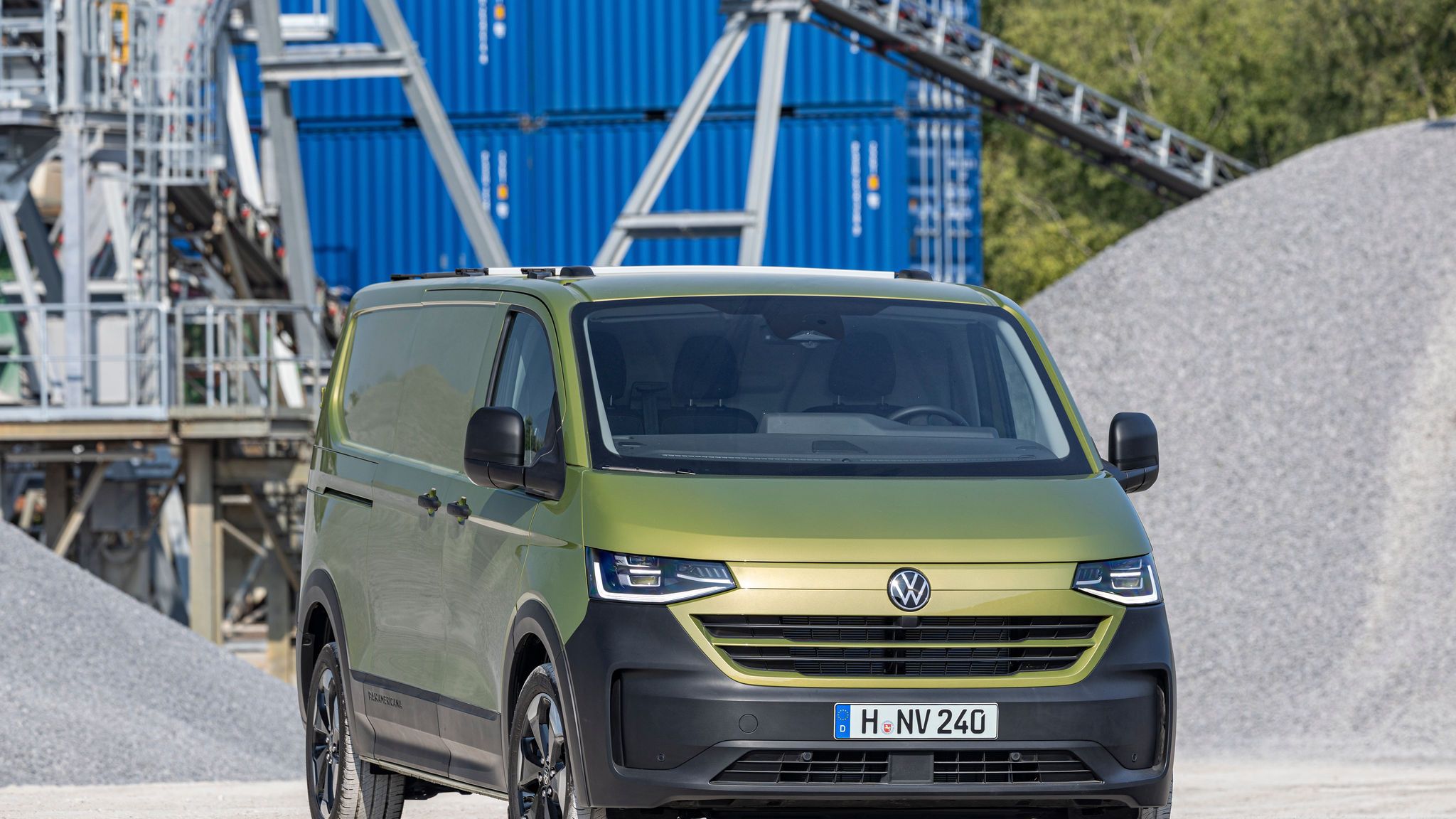 Новият Volkswagen Transporter PanAmericana в зелено-черен цвят на строителна площадка