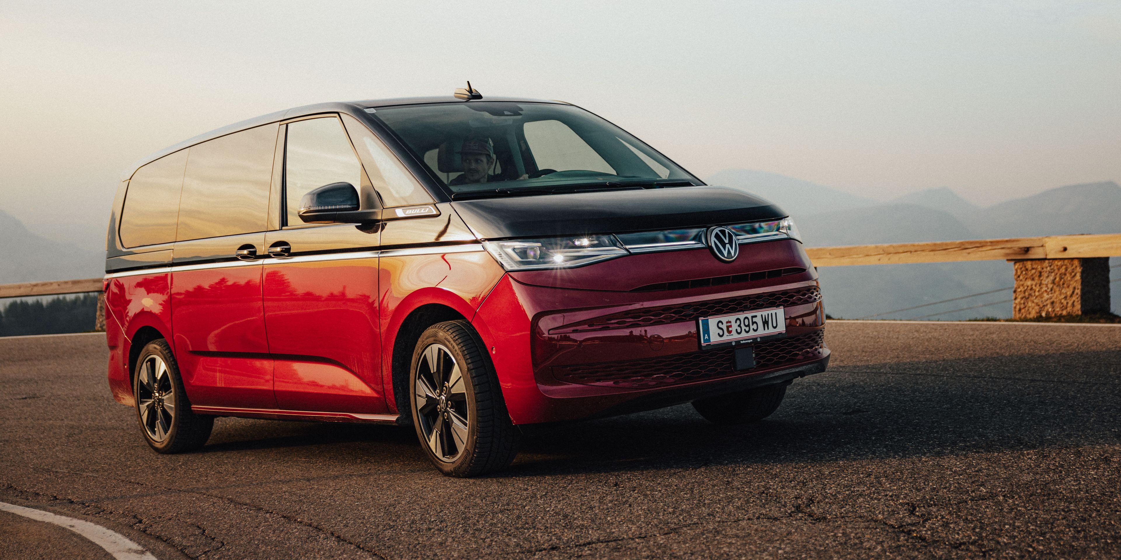 VW Multivan Frontansicht fährt über eine Straße.