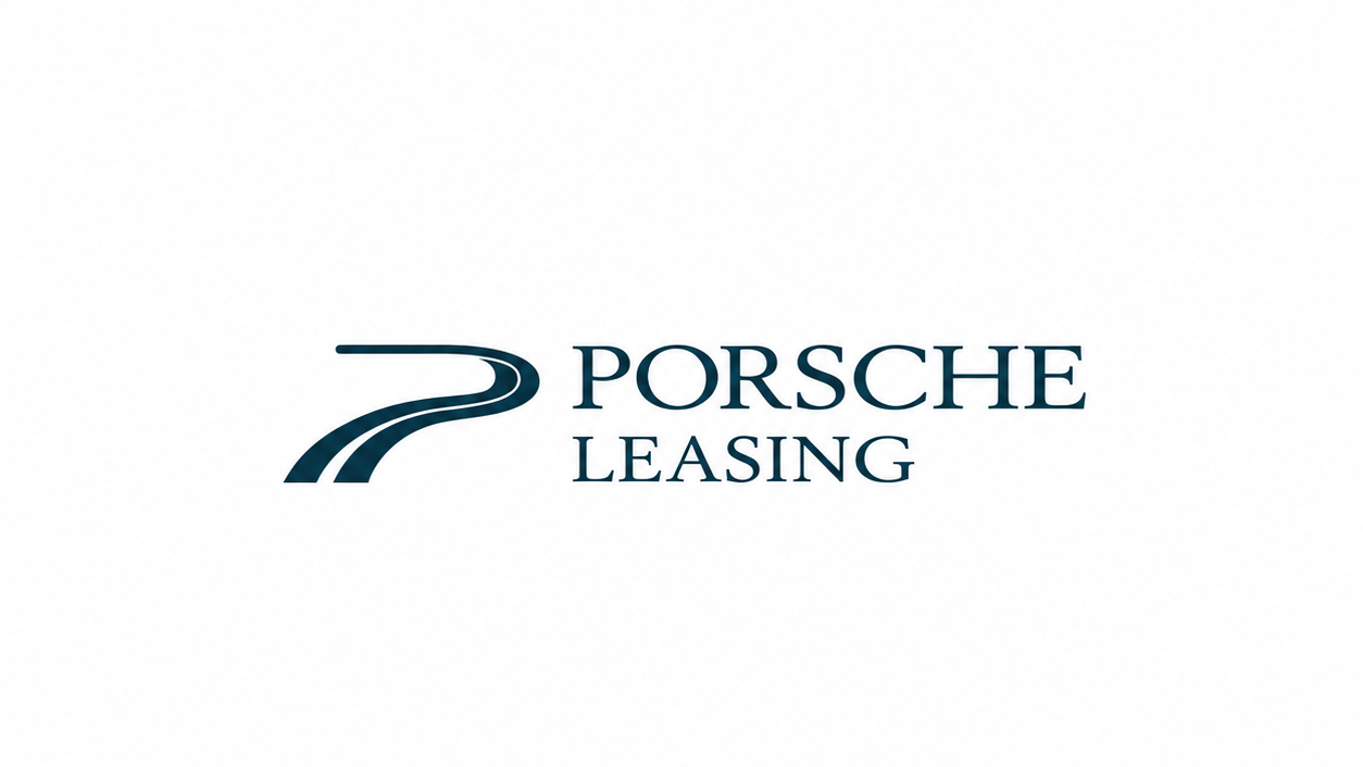 Лого на Porsche Leasing с тъмносин надпис „Porsche“ на горен ред и „Leasing“ отдолу. Вляво има стилизиран графичен елемент, наподобяващ извита пътна линия или писта, също в тъмносин цвят, върху бял фон.