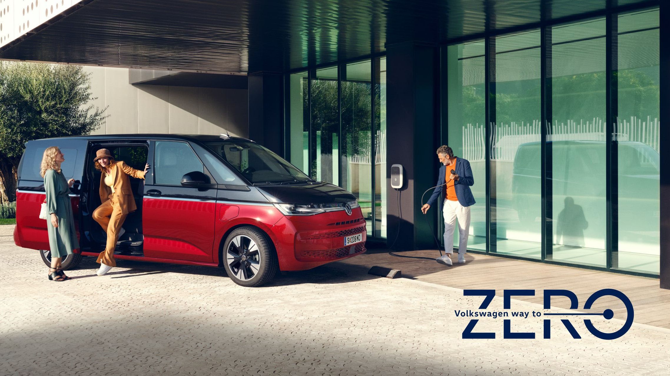 Drei Personen stehen neben dem neuen VW Multivan Style T7 2021.