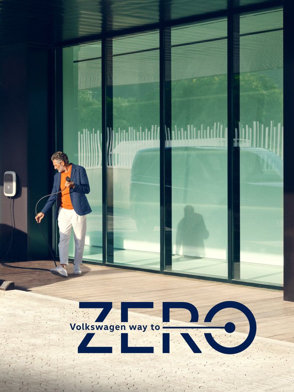Drei Personen stehen neben dem neuen VW Multivan Style T7 2021.