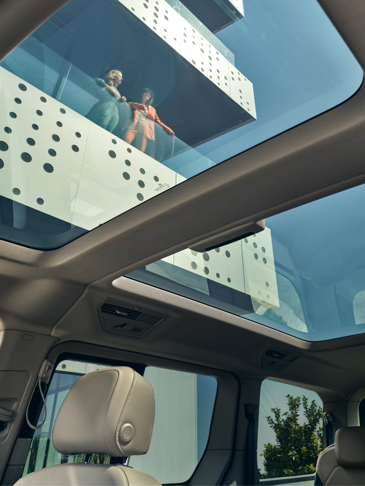Der Ausblick aus dem Panoramaglasdach vom neuen Multivan T7 Volkswagen