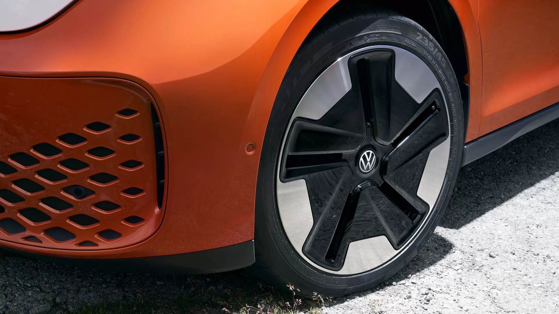 Детайл на аеродинамична джанта и гума на Volkswagen ID. Buzz в оранжев цвят.