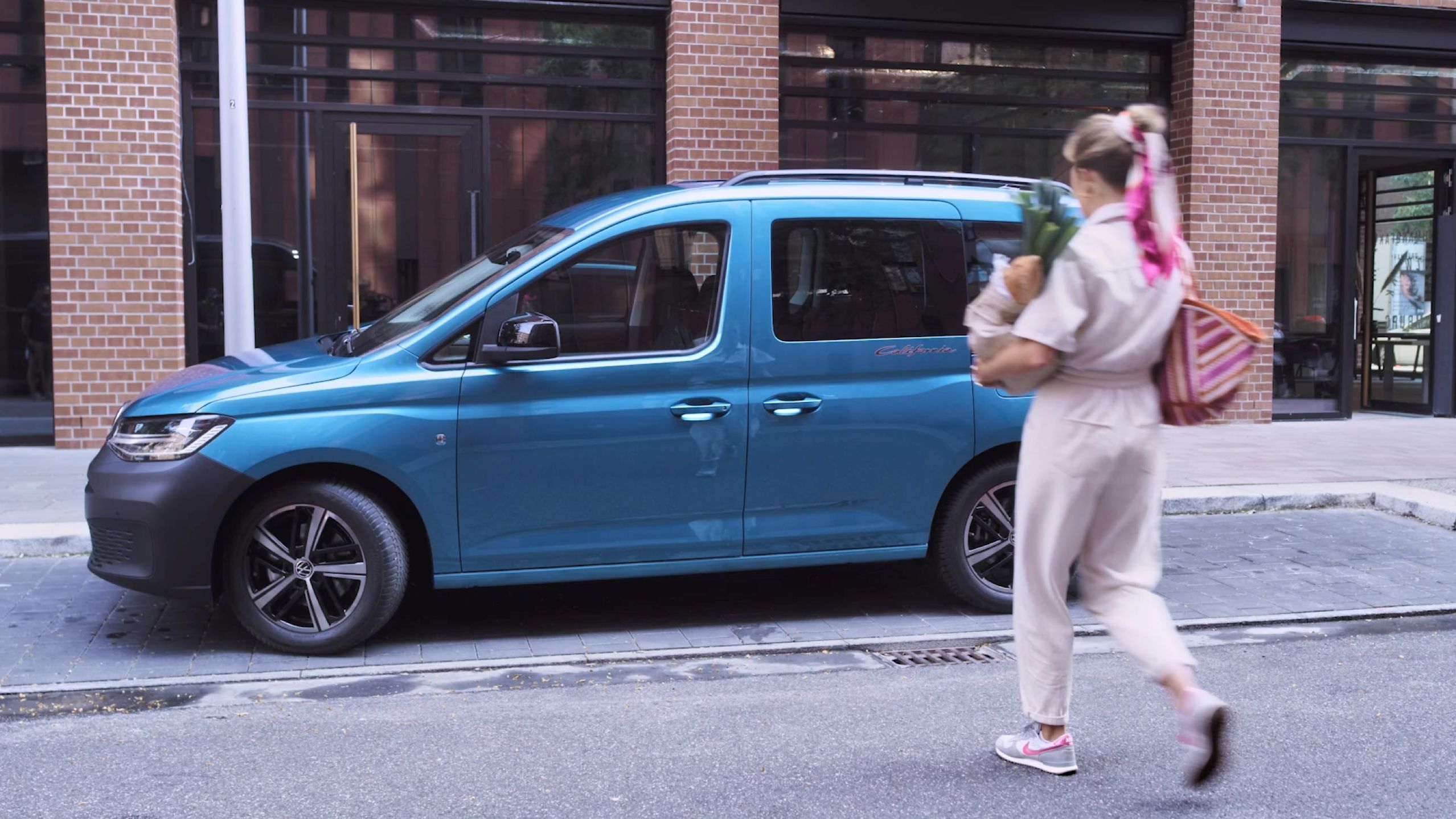 Страничен изглед на новия VW Caddy California