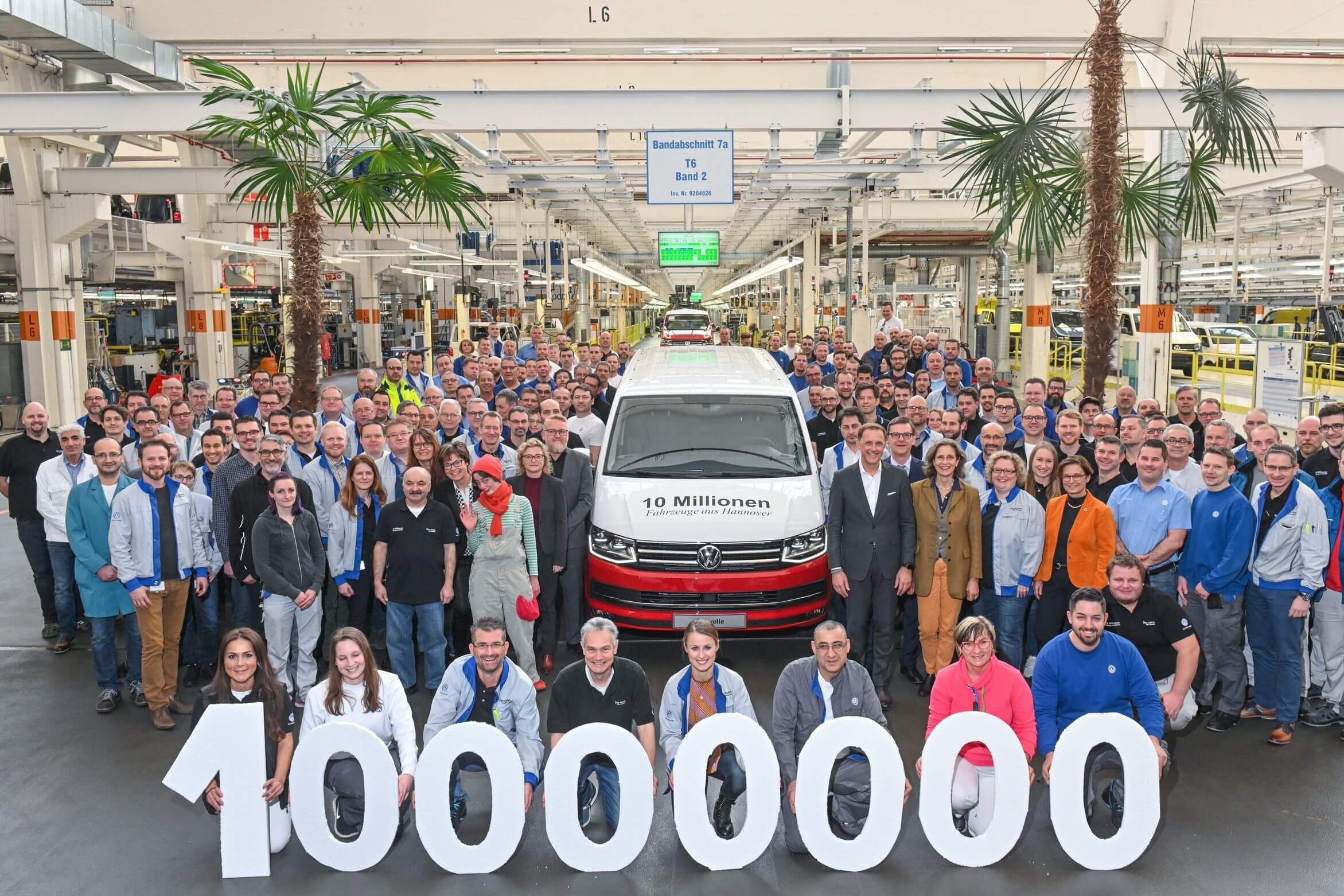 0 милиона произведени автомобила Volkswagen в Хановер Служители на Volkswagen в завода в Хановер празнуват производството на 10-милионния автомобил с модел Transporter.