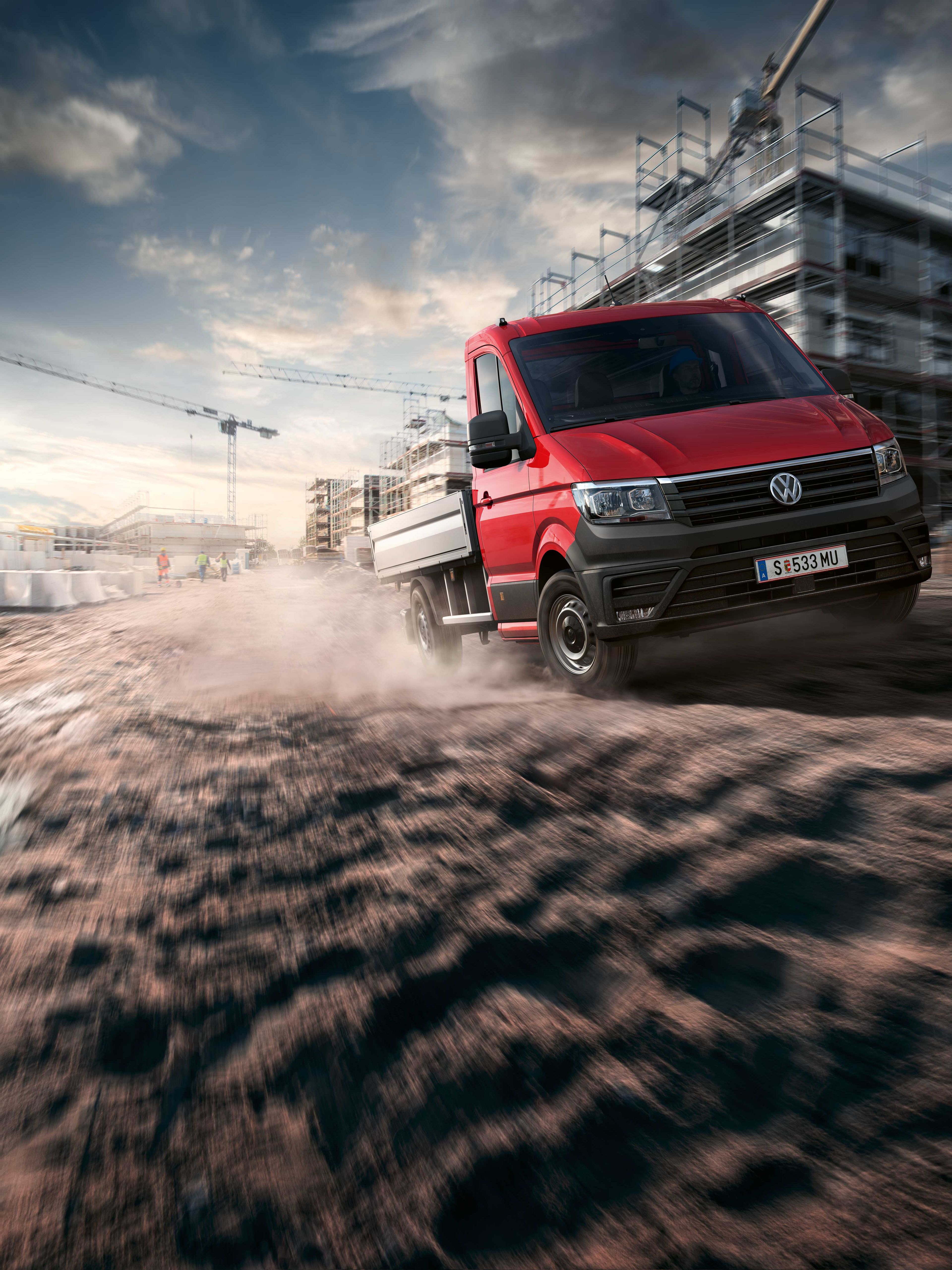 Червен Volkswagen Crafter шаси кабина в движение на строителна площадка