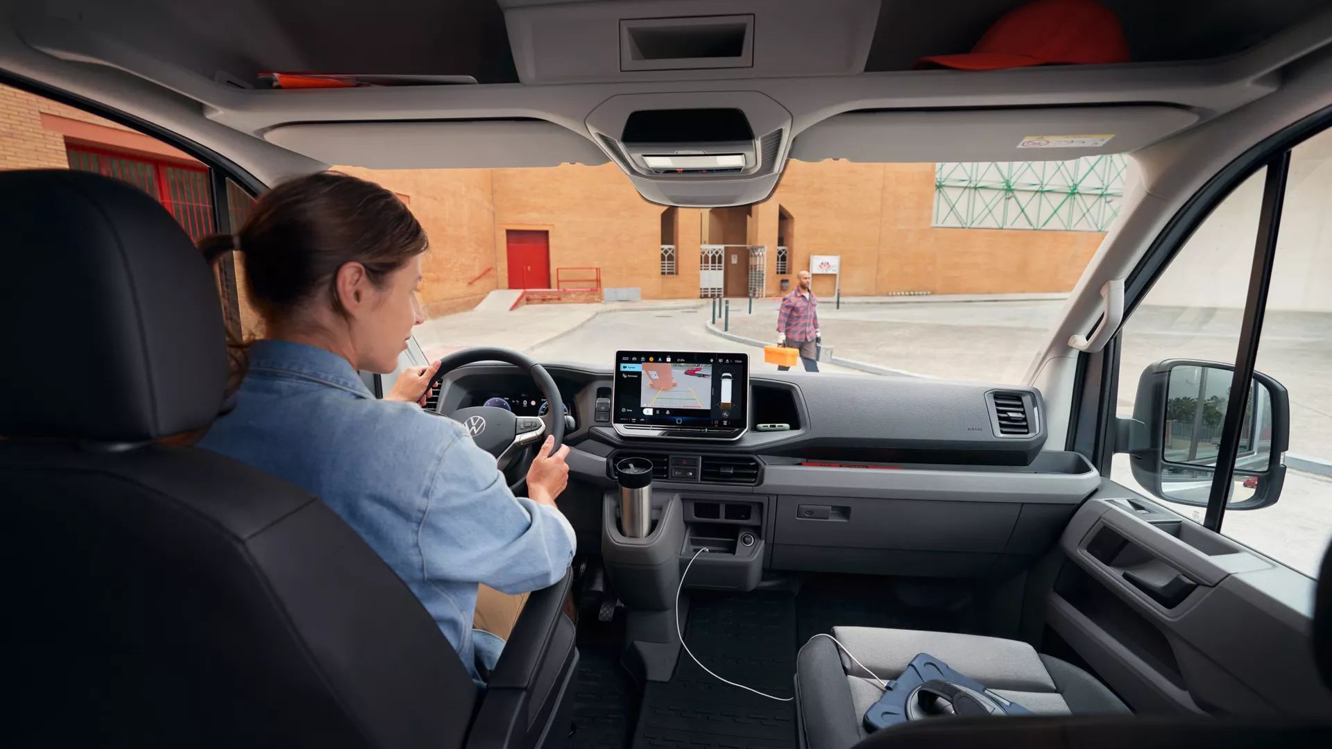 Жена зад волана на Volkswagen Crafter с навигация на централния дисплей