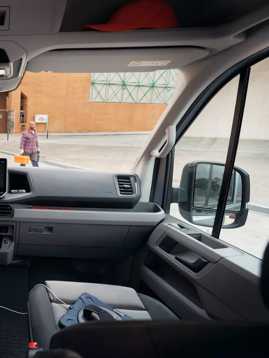 Жена зад волана на Volkswagen Crafter с навигация на централния дисплей