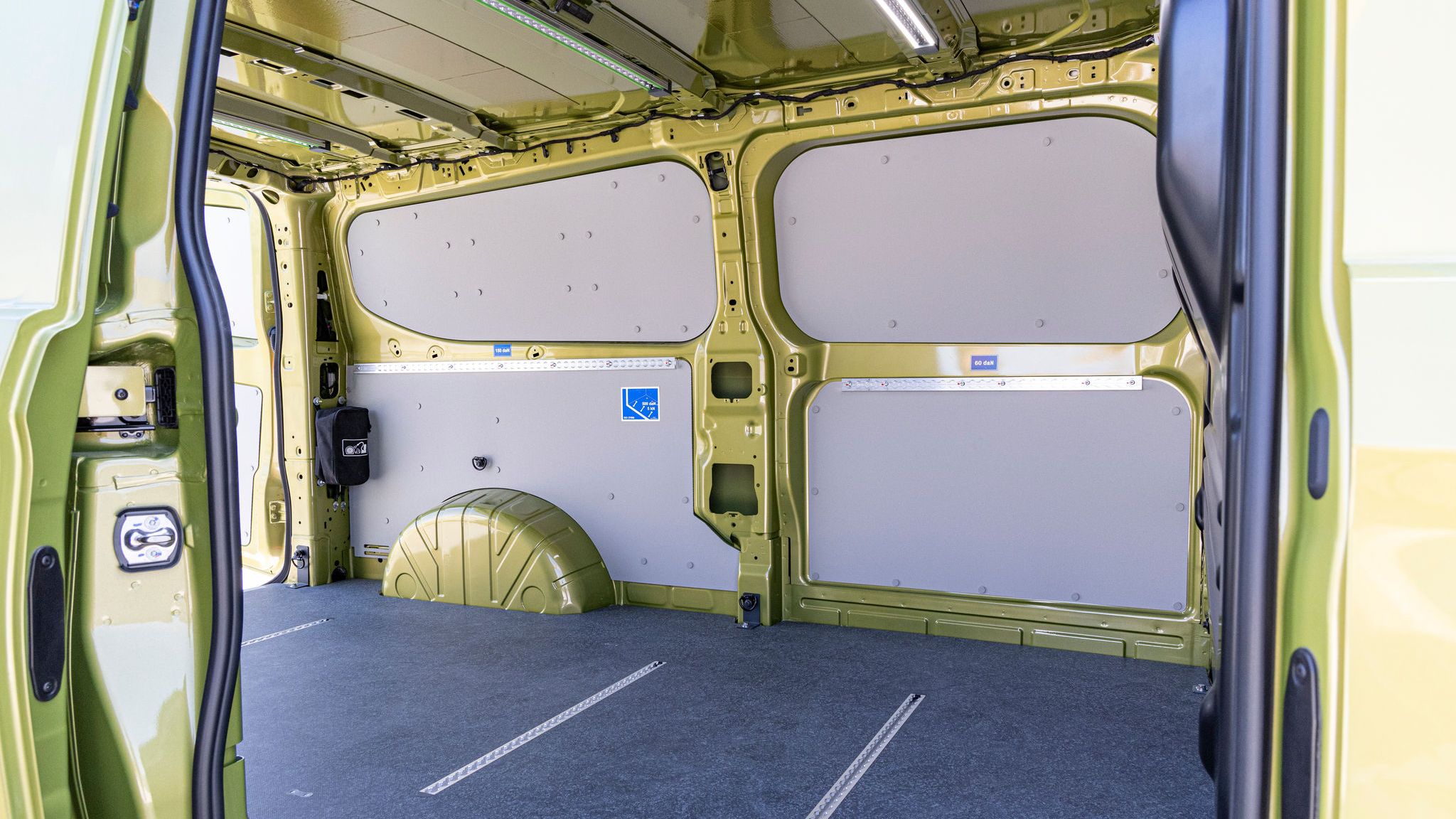 Товарното пространство на новия Volkswagen Transporter с подсилени панели и голяма вместимост