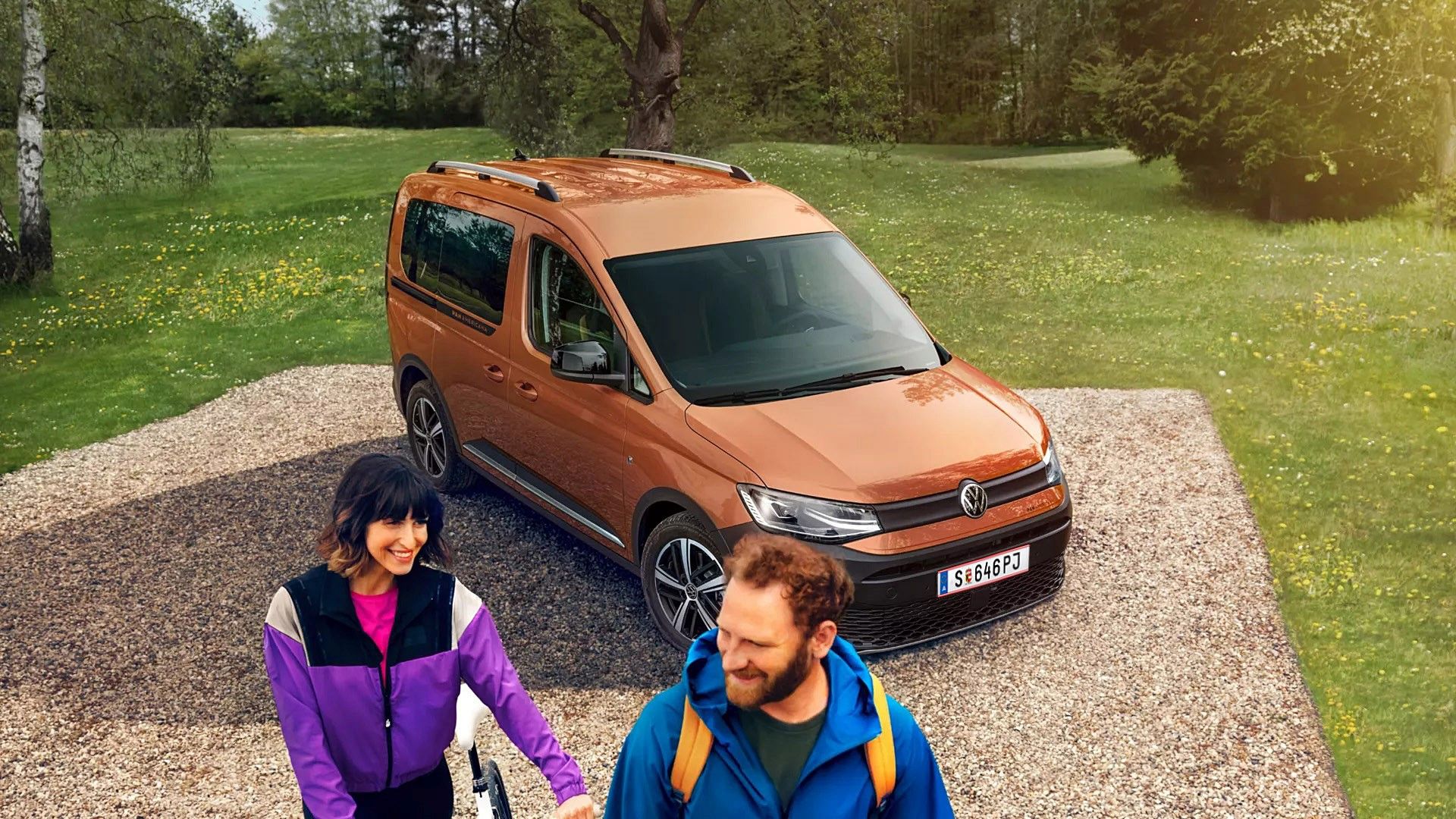 Caddy Alltrack е спрял край черен път. Зад него има гориста планинска местност.