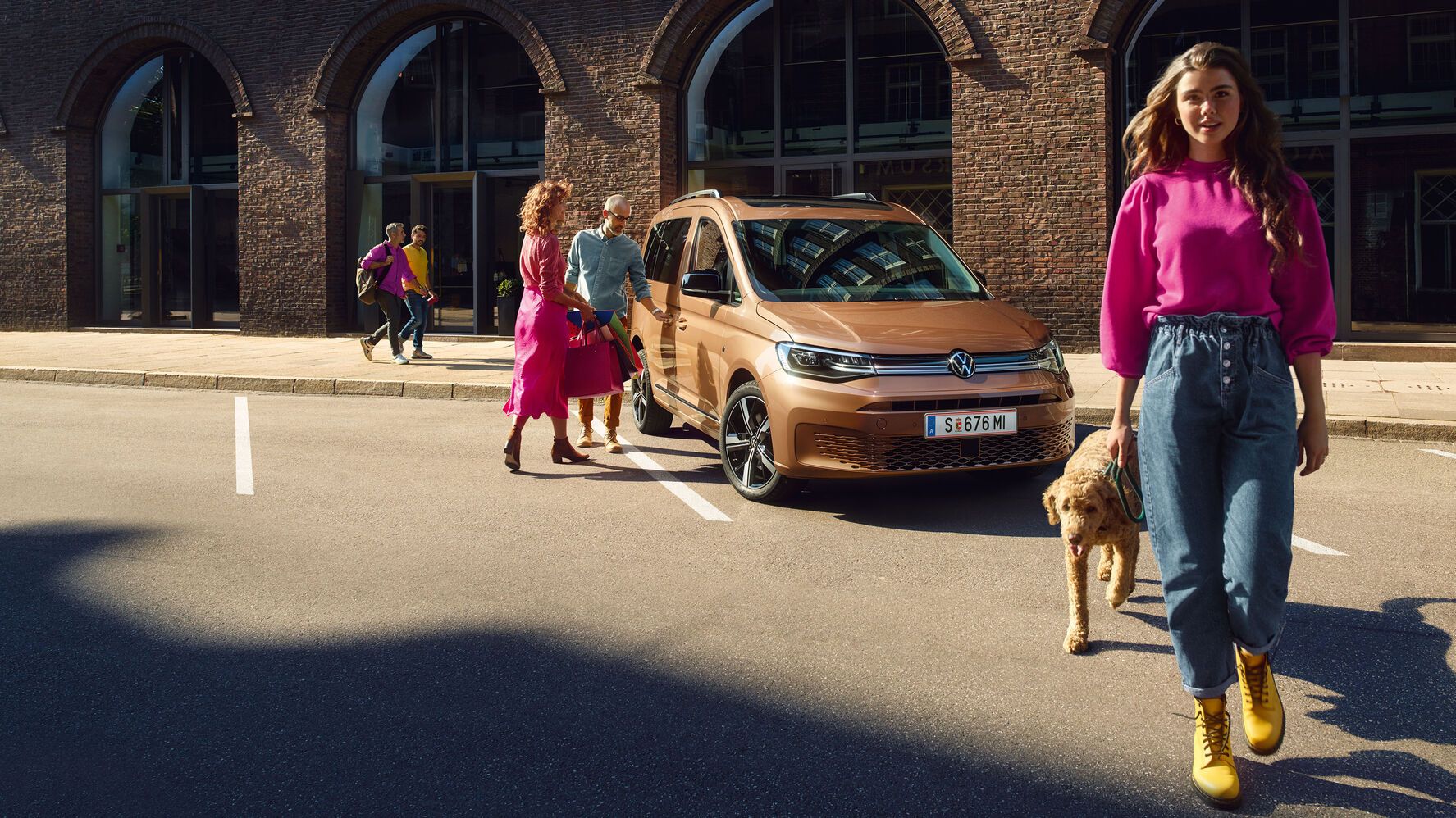 Син VW Caddy с играещи деца
