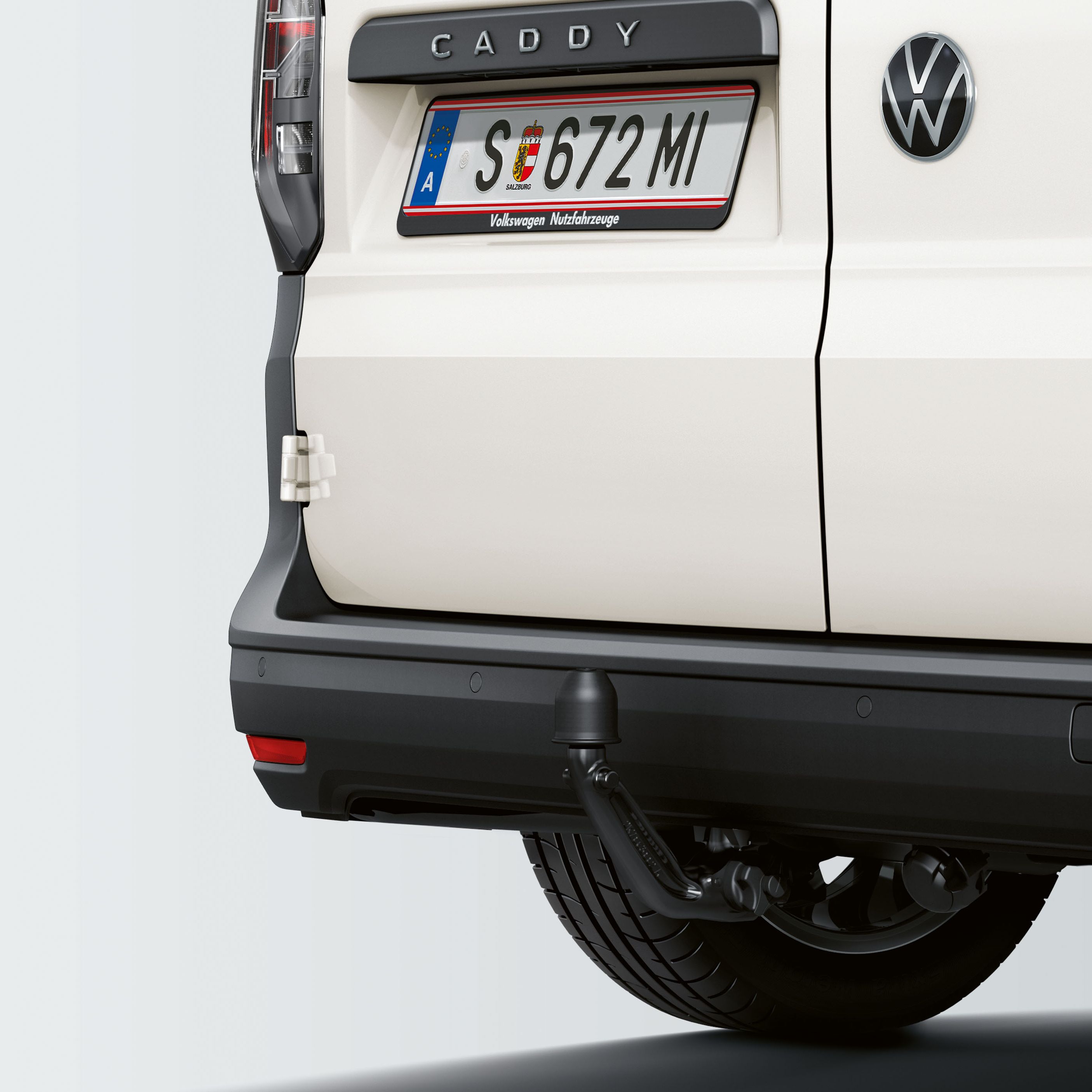 Задна част на Volkswagen Caddy с фабрично монтиран теглич за ремарке.