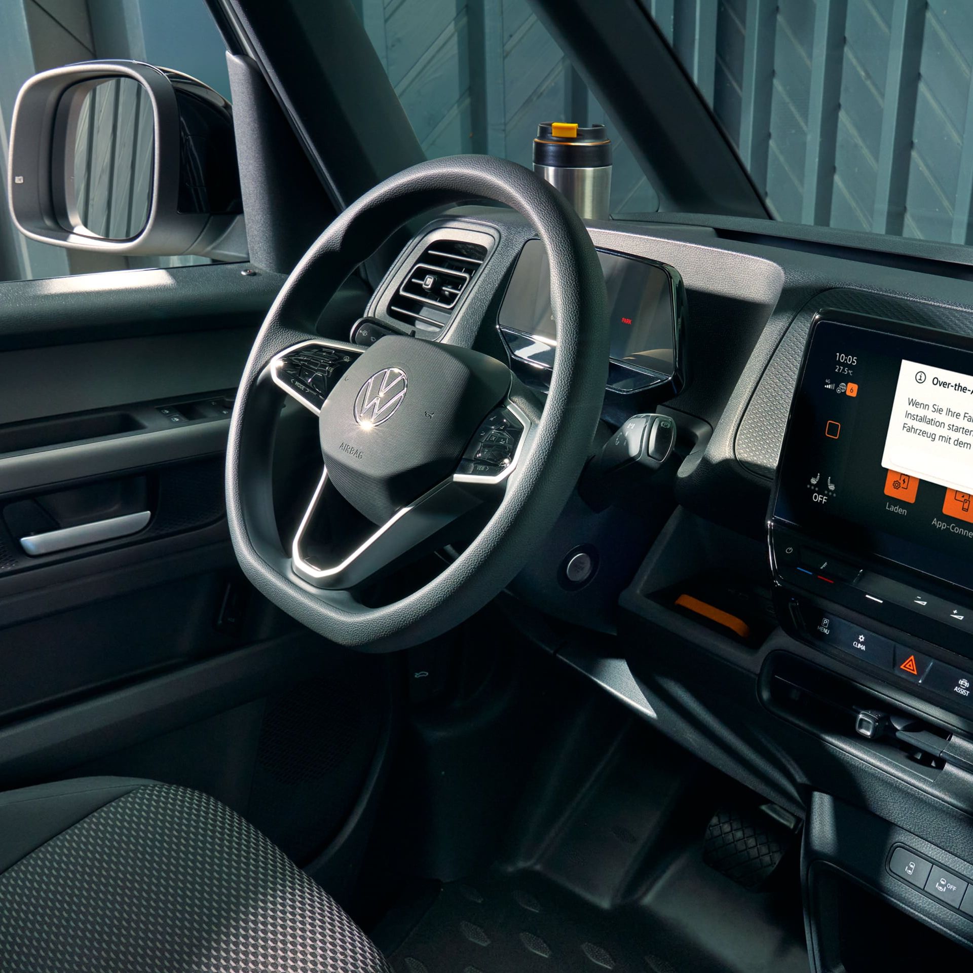 Волан и дигитален кокпит на Volkswagen ID. Buzz Cargo с активиран over-the-air ъпдейт