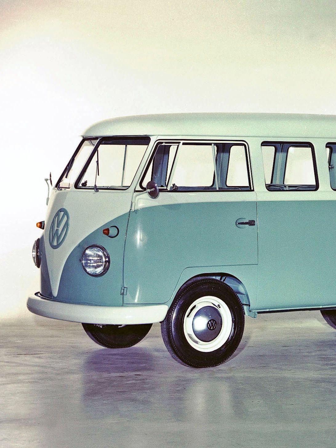 Volkswagen Transporter T1 от първо поколение в синьо-бяла цветова комбинация, заснет в студио.