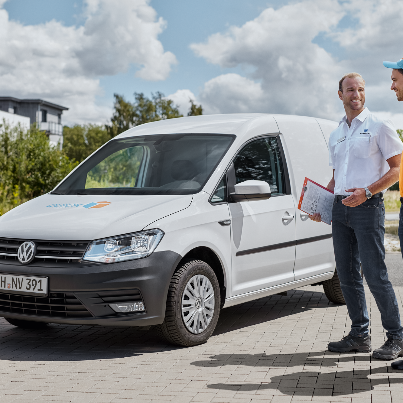 Ein VW Golf 7 TGI mit Erdgas-Antrieb steht auf einem Parkplatz am Meer - Volkswagen Erdgas-Rückrufaktionen