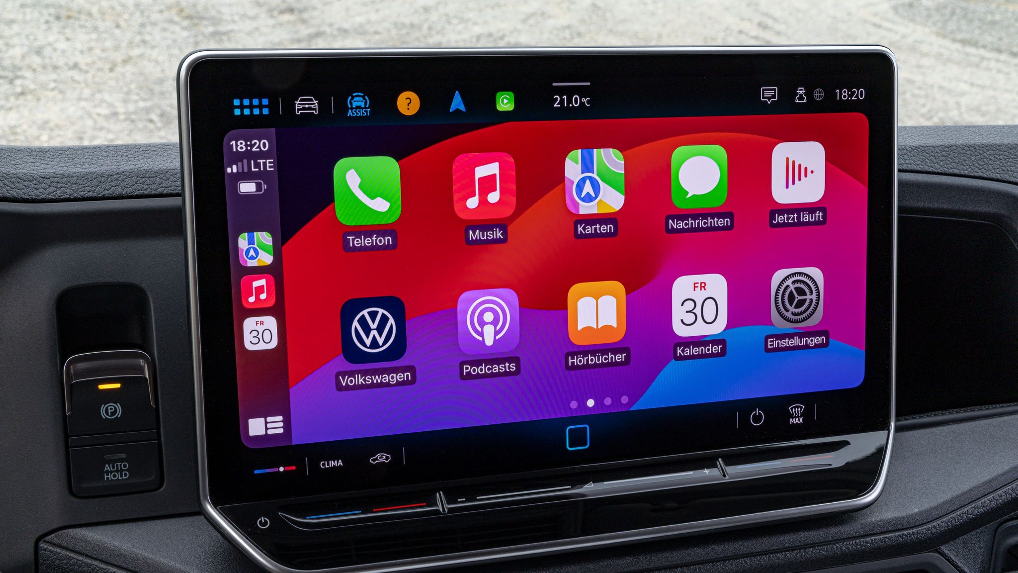 Дисплей на мултимедийната система на Volkswagen с активирана Apple CarPlay функционалност.