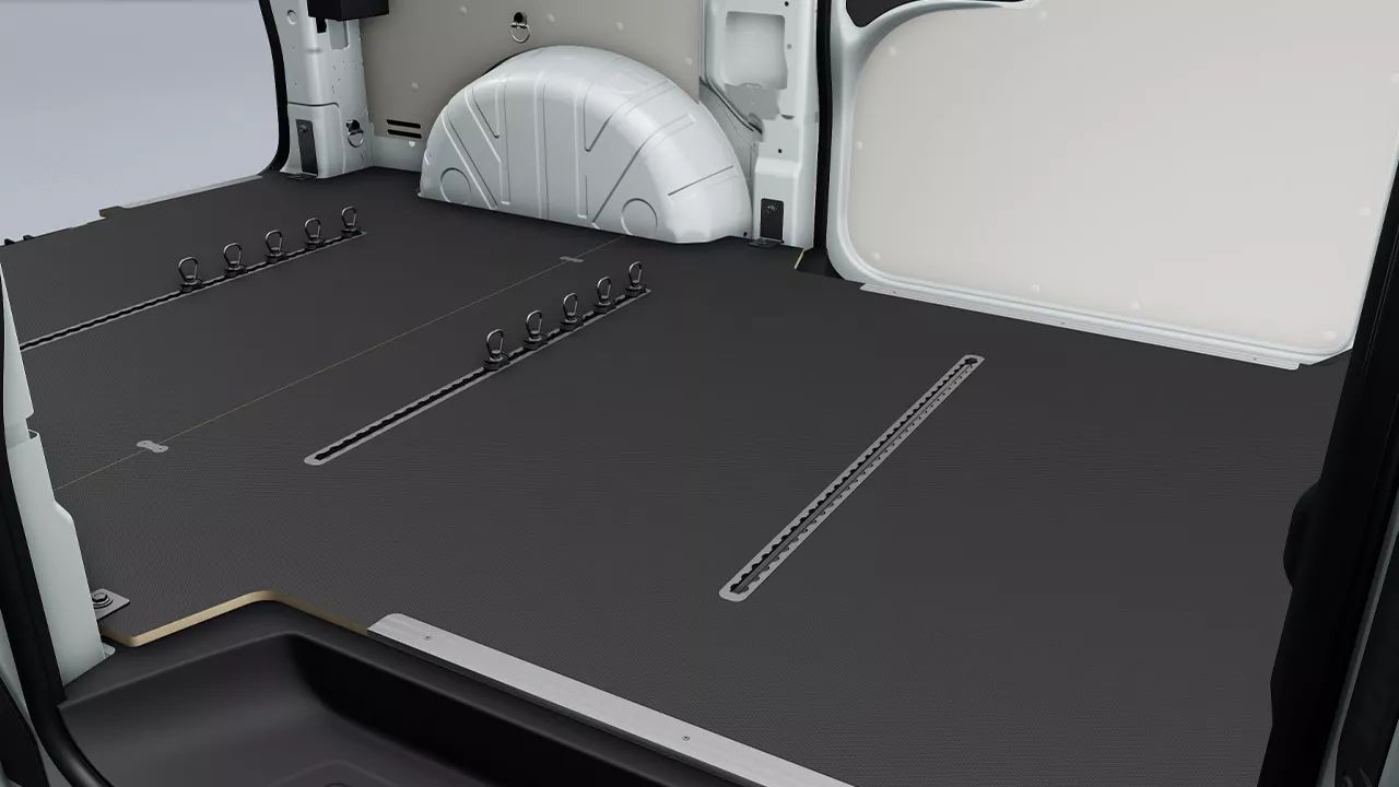 Товарно отделение на Volkswagen с равен под, интегрирани релси и халки за закрепване на товари.