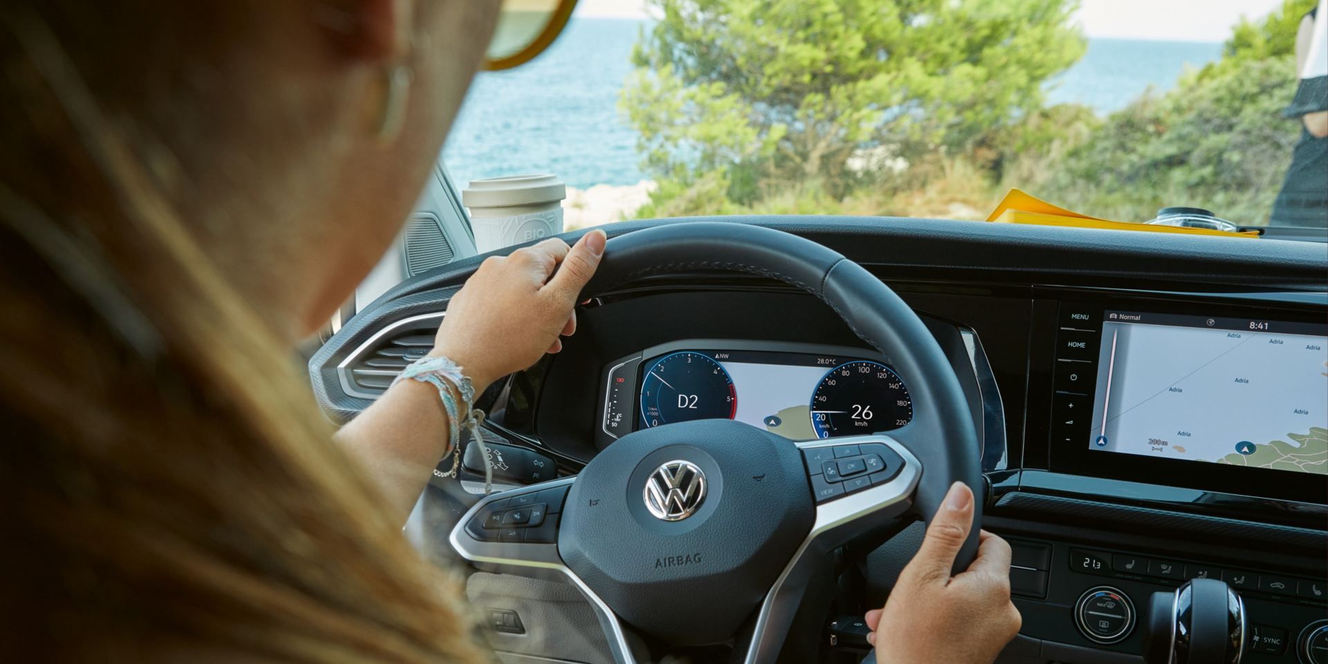 Frau bedient Digital Cockpit in Multivan 6.1
