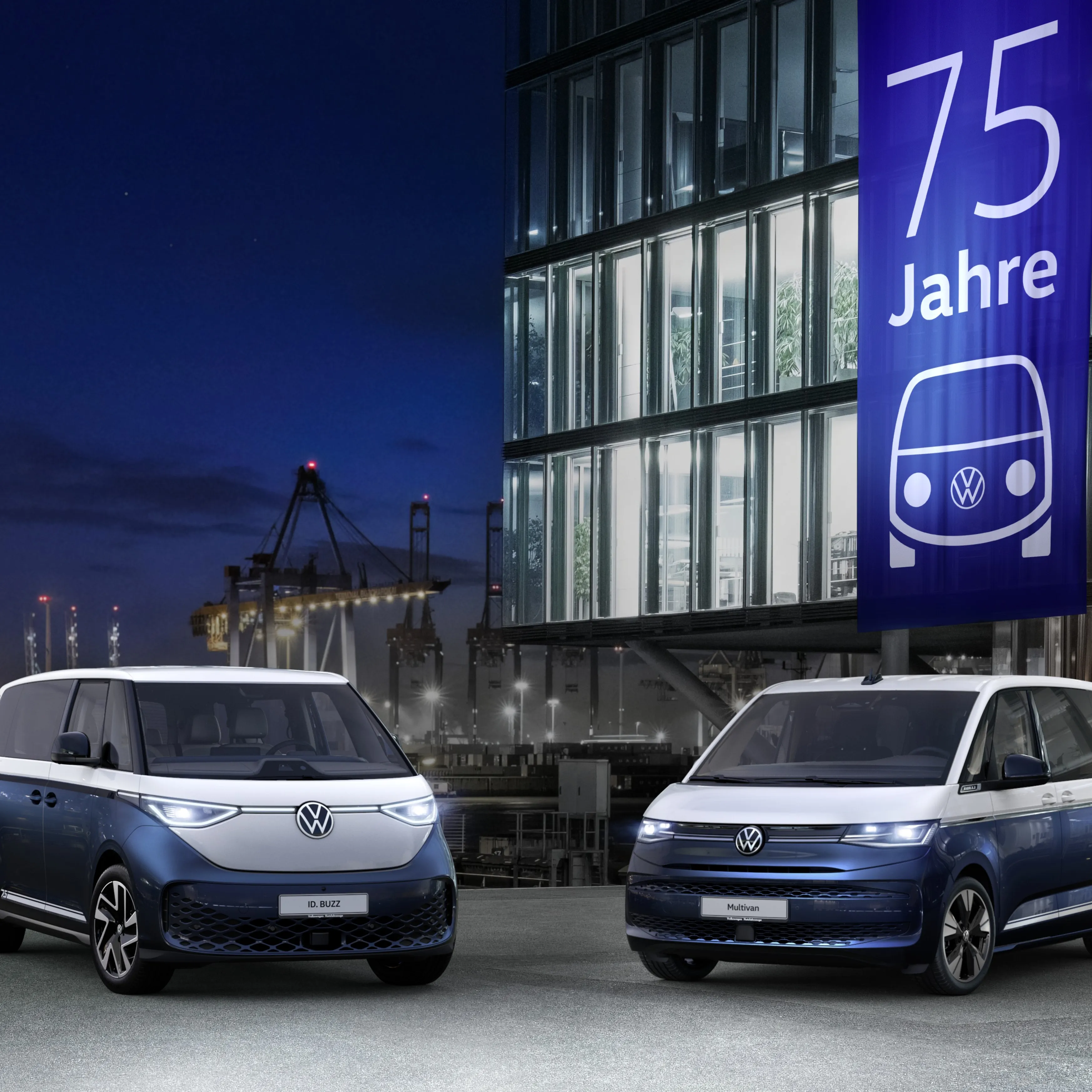 На изображението са показани два сини модела ID.Buzz и Multivan, паркирани пред модерна сграда през нощта. Сградата е осветена отвътре и отвън и има голям банер с надпис "75 Jahre", изобразяващ логото на VW. На заден план се вижда пристанище с кранове и осветени кораби.