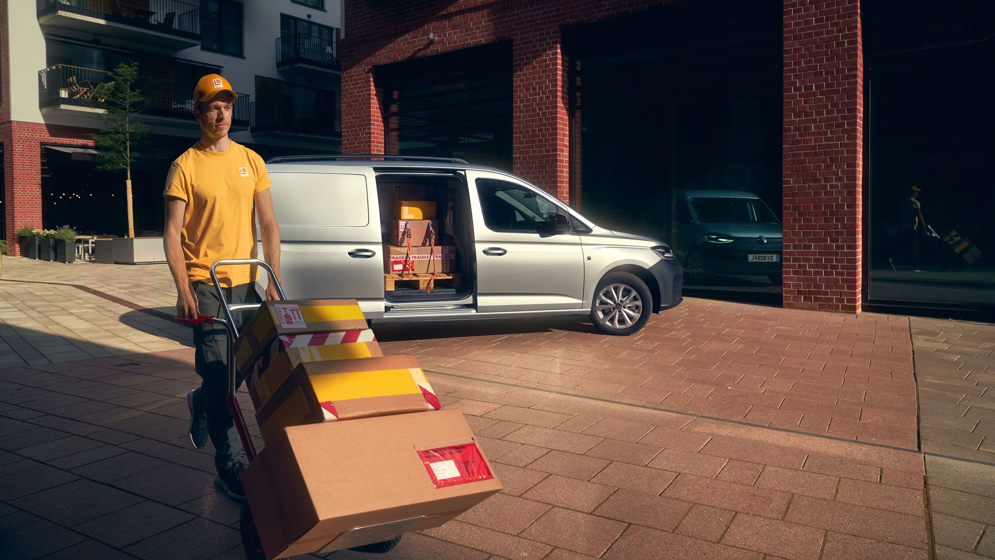 Разтоварване на VW Caddy Cargo Maxi пред сграда