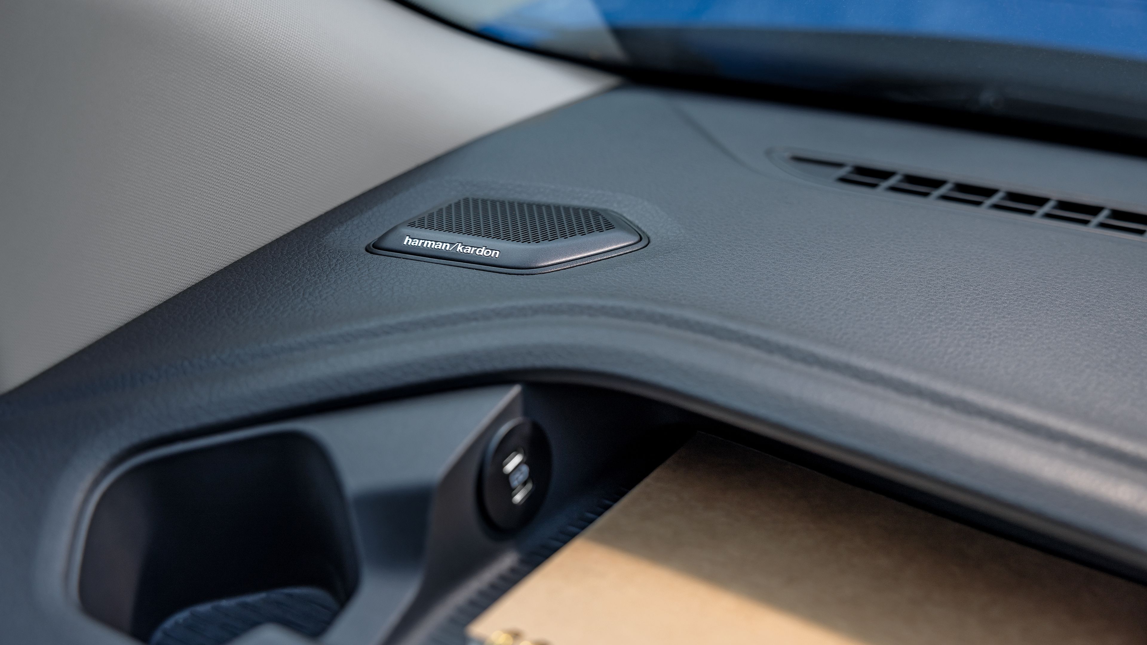 Вграден високоговорител Harman Kardon в таблото на новия Volkswagen Caravelle