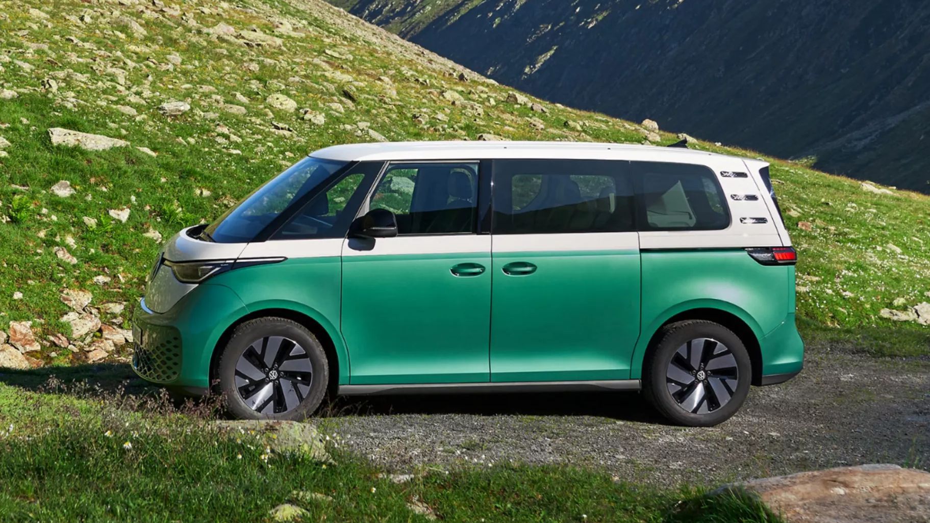 Електрически микробус Volkswagen ID. Buzz, паркиран в планински район